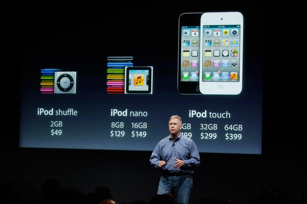 Phil Schiller visar upp företagets iPods vid Apples stora presentation i högkvarteret i Cupertino, Kalifornien.