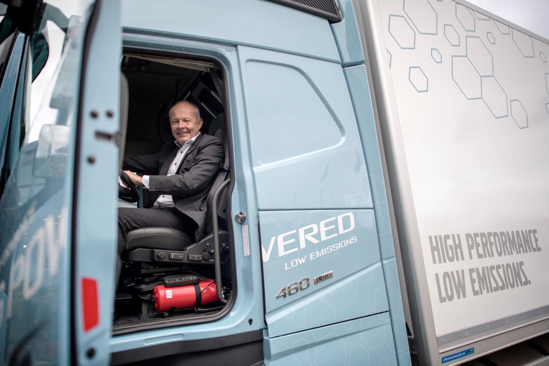 Claes Nilsson, vd för Volvo Lastvagnar, i bolagets bil med gasmotor.