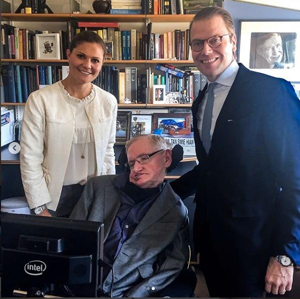 Kronprisessan Victoria och prins Daniel med Stephen Hawking.