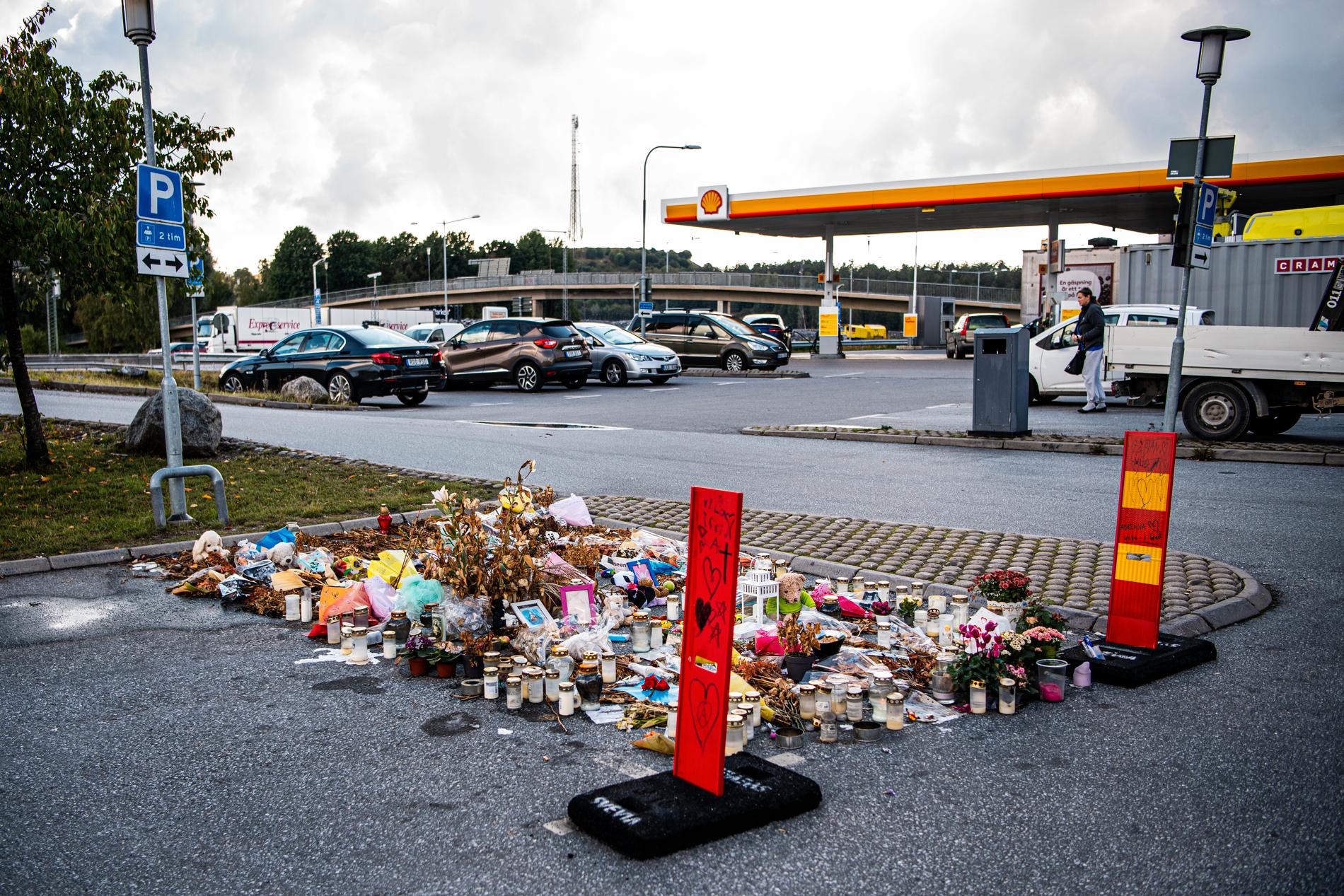 Ljus och blommor på platsen där Adriana, 12, sköts till döds i Botkyrka, söder om Stockholm i augusti 2020.