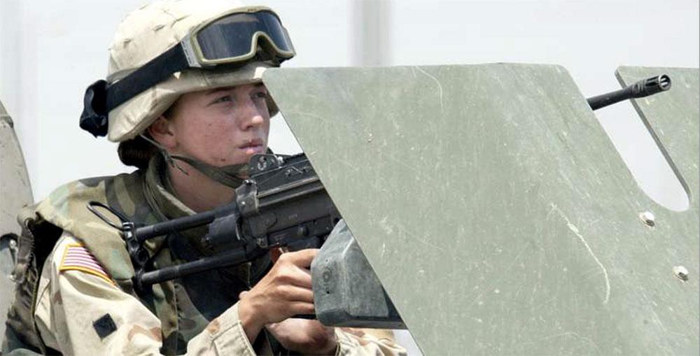 En kvinnlig amerikansk soldat i Irak 2003. I går meddelade USA:s försvarsminister Ash Carter att samtliga militära positioner ska öppnas upp för kvinnor.