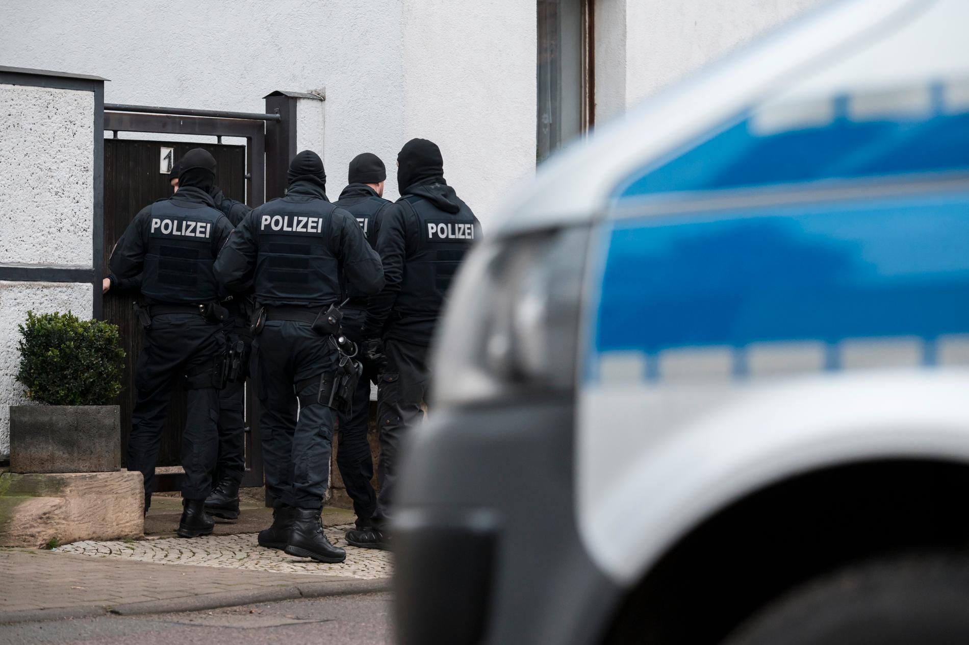 Tyska poliser vid ett tillslag mot en lägenhetsbyggnad i staden Erfurt i januari i år, i samband med att den nynazistiska gruppen Combat 18 Deutschland förbjöds. Arkivbild.