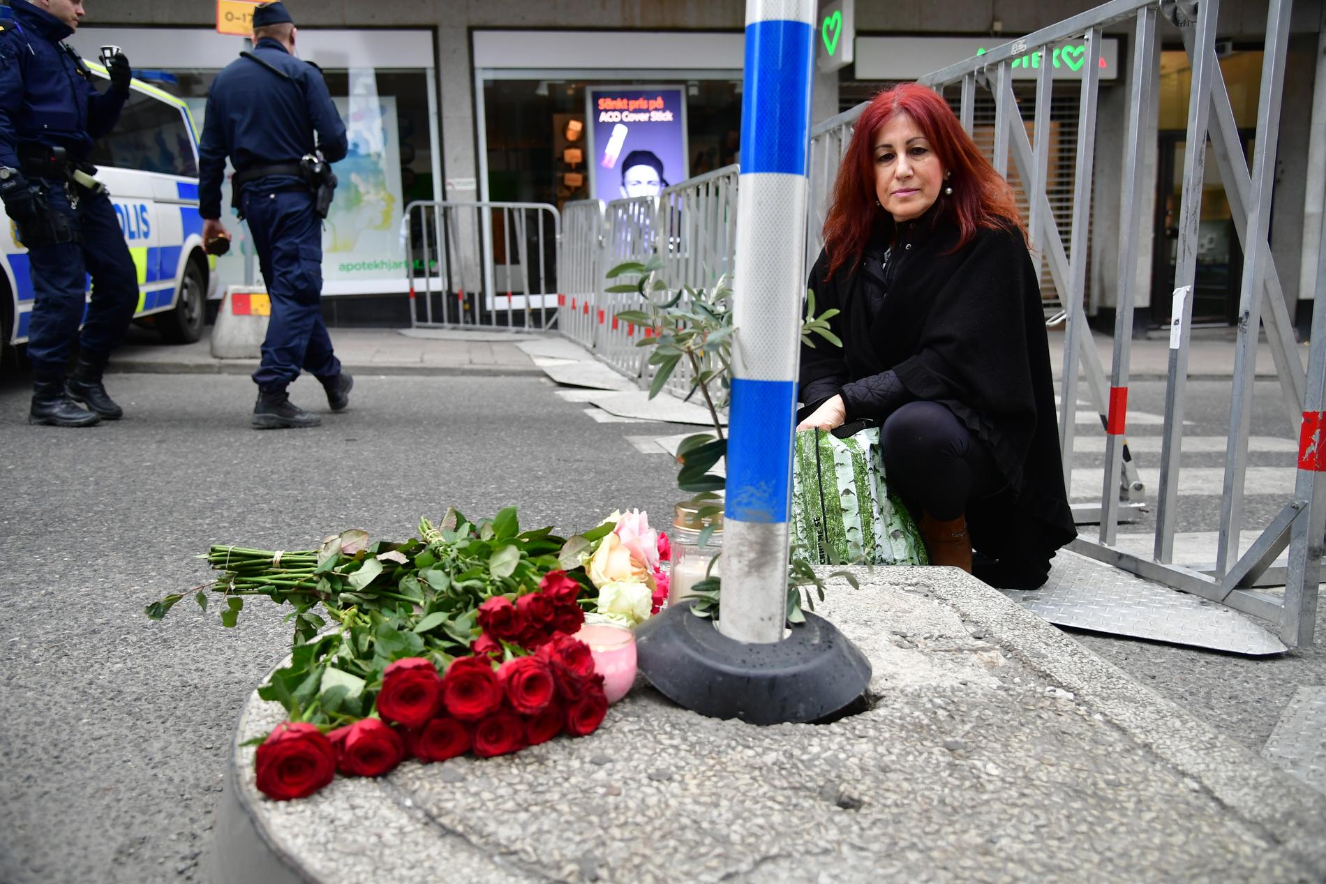 Ioanna har lagt blommor vid korsningen slöjdgatan/Mäster Samuelsgatan