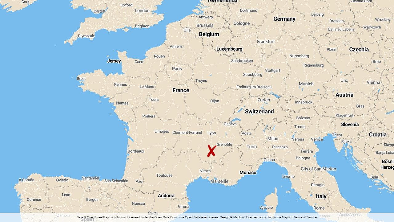 En man har knivhuggit två personer till döds och skadat fem i Romans-sur-Isère i Frankrike.
