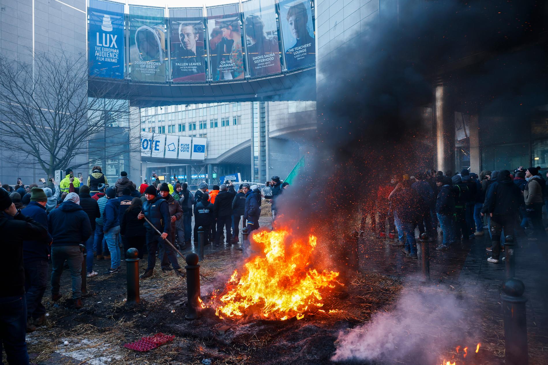 Bönder under demonstrationer i Bryssel där de satte eld på däck utanför Europaparlamentet i protest som klimatlagen som nu godkänts.