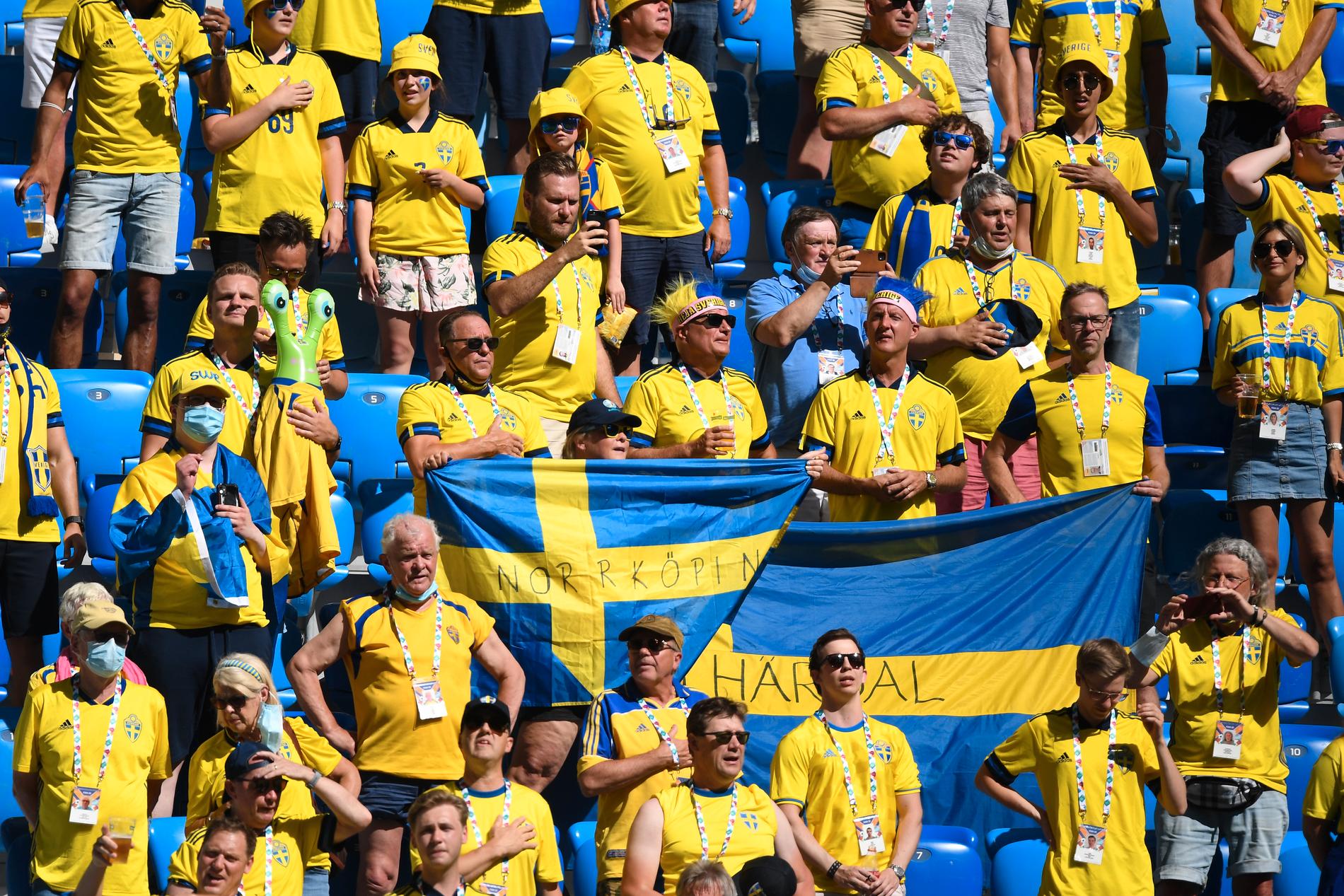 Svenska fotbollssupportrar i matchen mot Slovakien.