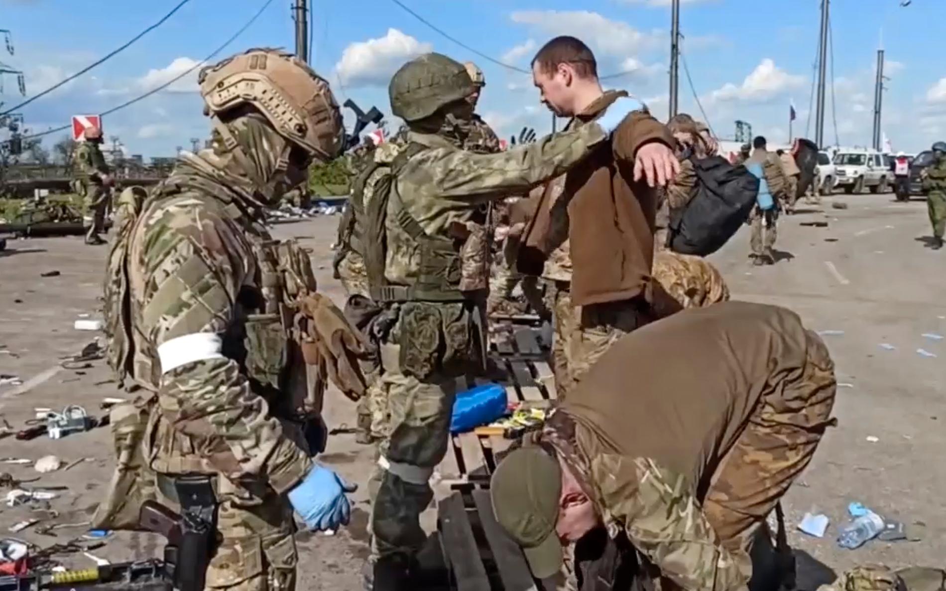 Bilden uppges visa ukrainska soldater från Mariupol som tas till fånga av ryska styrkor.