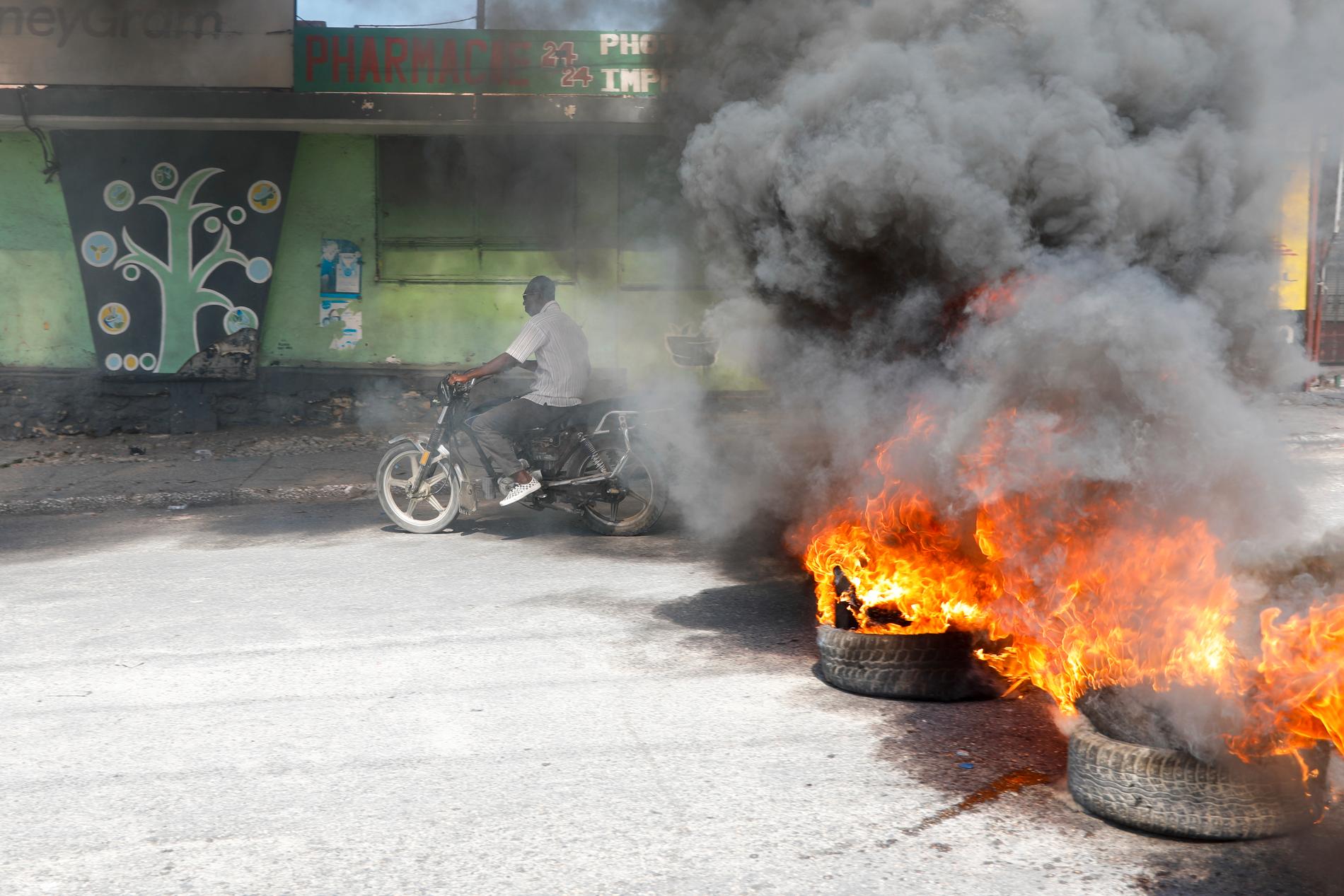 Brända däck i Port-au-Prince, 1 mars. 