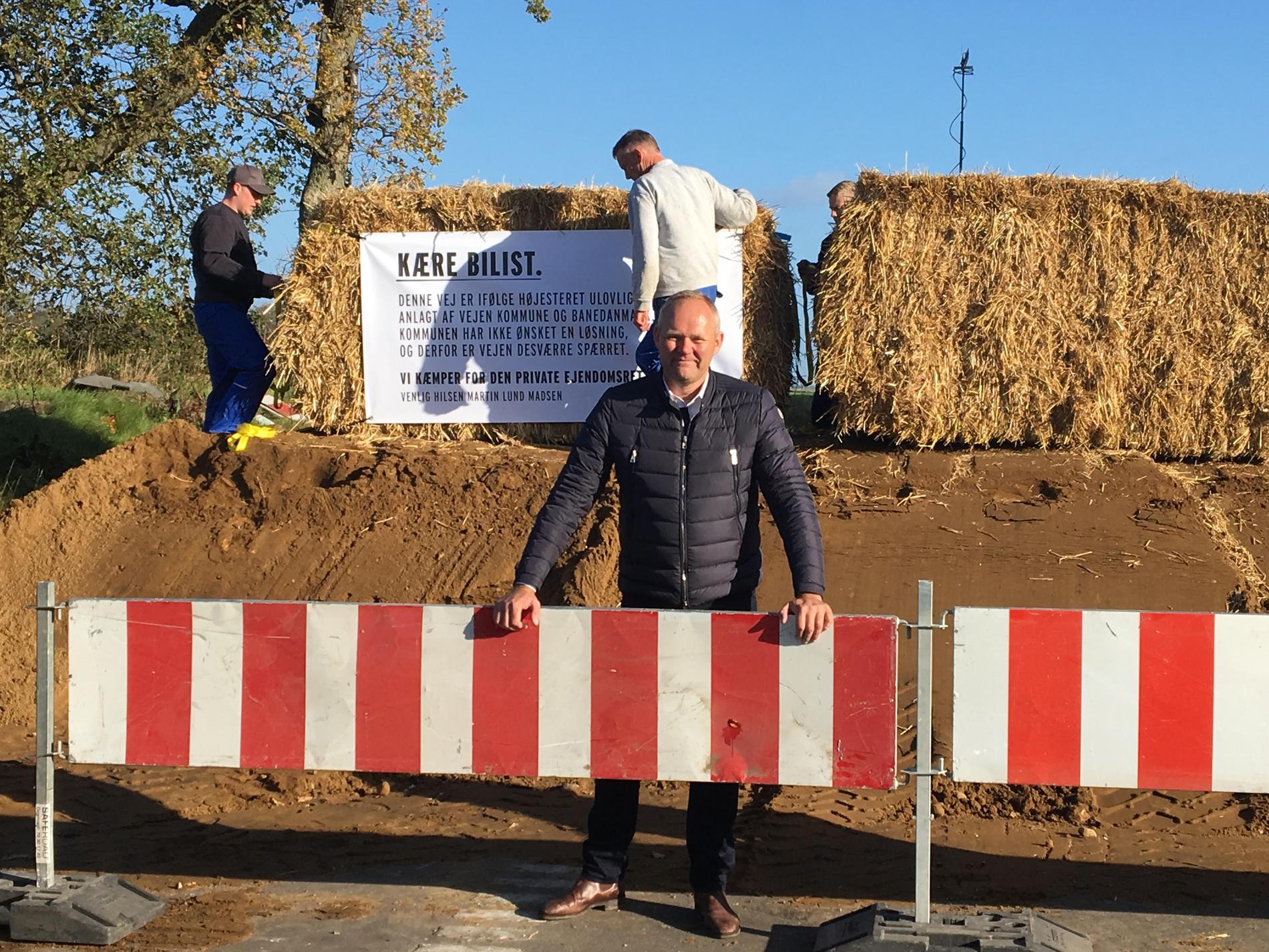 Bonden Martin Lund Madsen blockerar vägen i protest mot kommunen