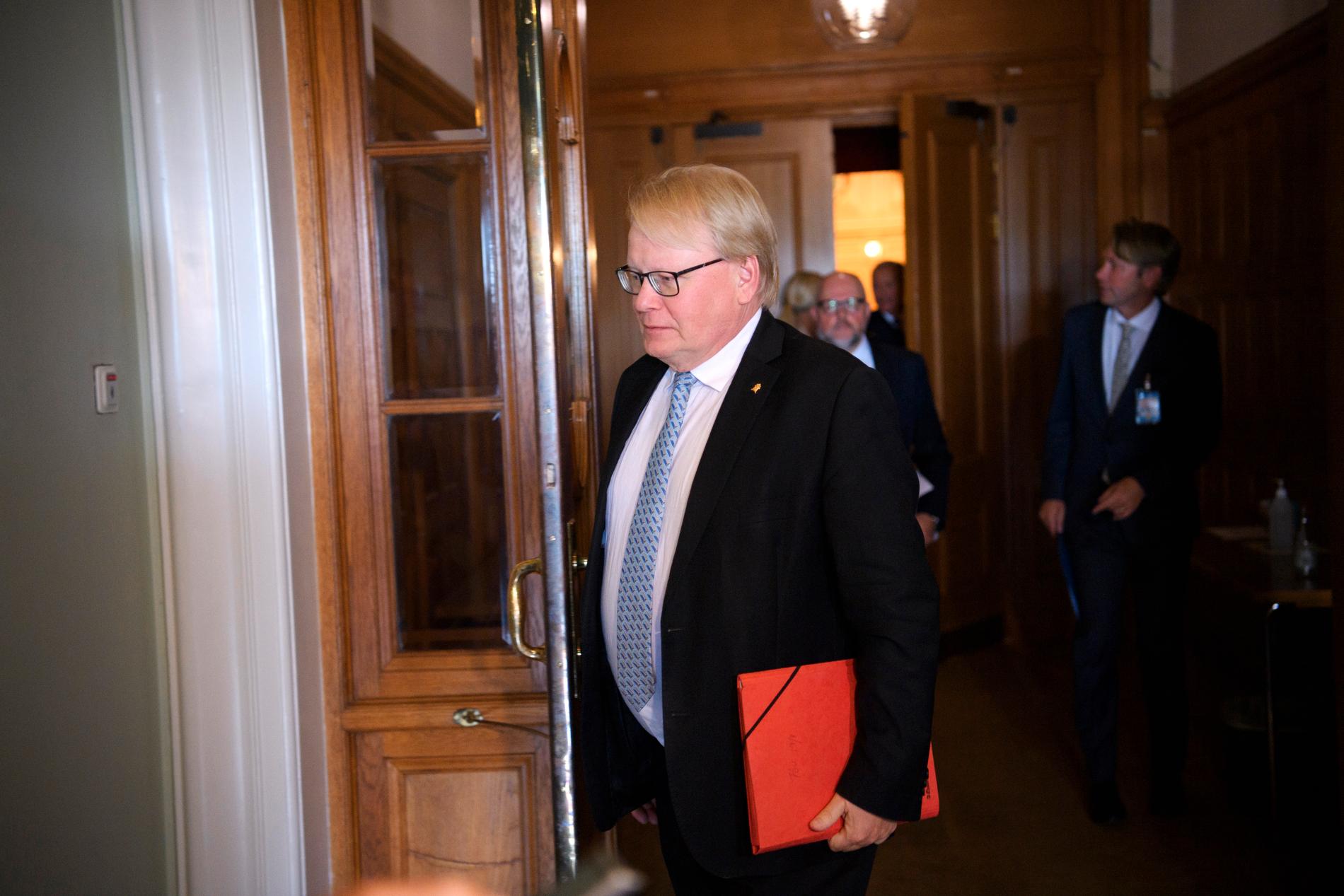 Försvarsminister Peter Hultqvist anländer till riksdagshuset.