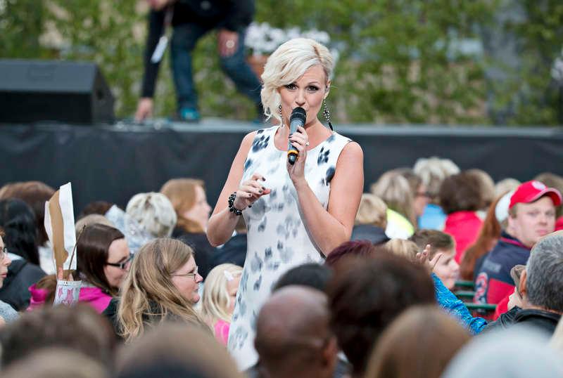 Nöjesbladet kunde redan i tisdags avslöja att Sanna Nielsen tar över som programledare för ”Allsång på Skansen”.