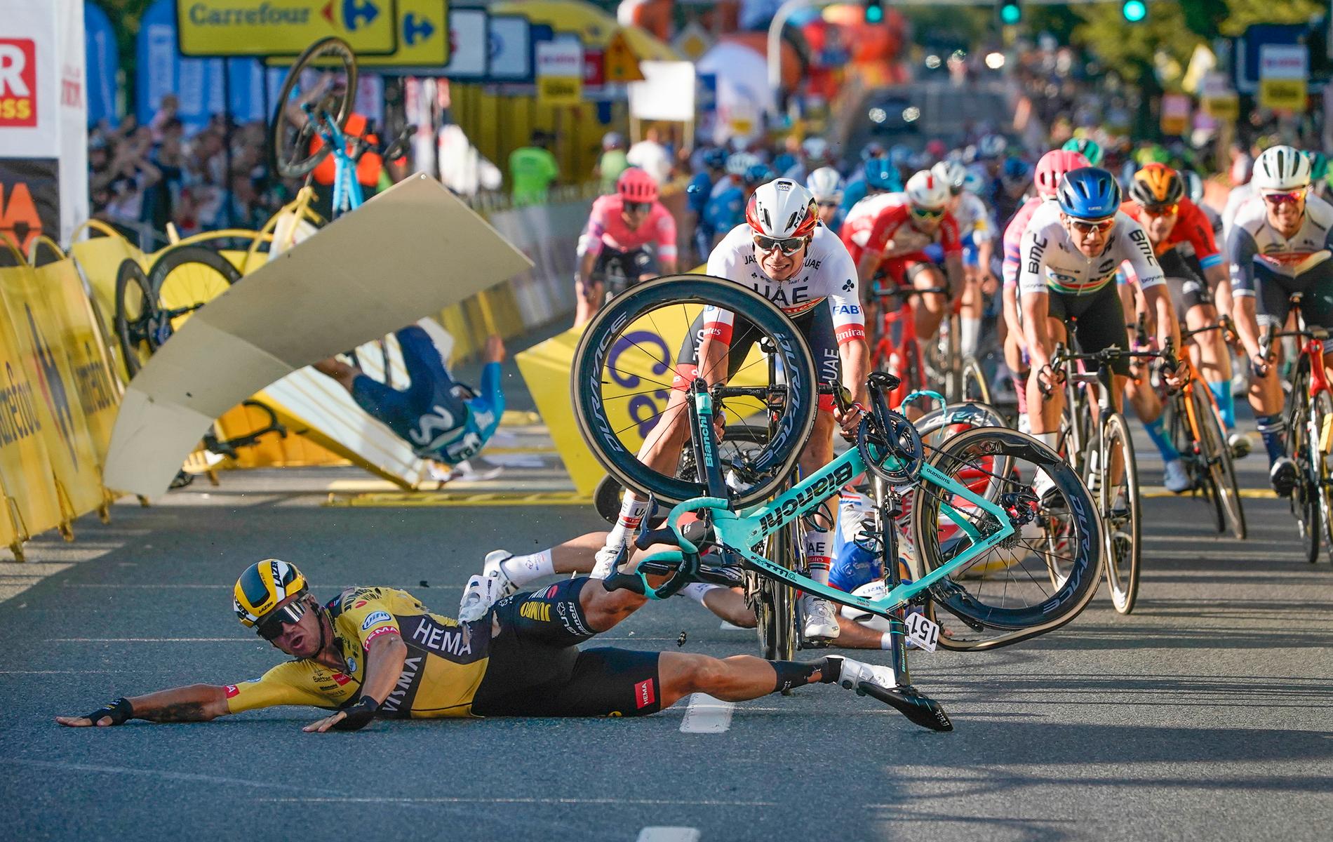 Dylan Groenewegen (gulsvart) orsakade en masskrasch i Tour de Polognes.