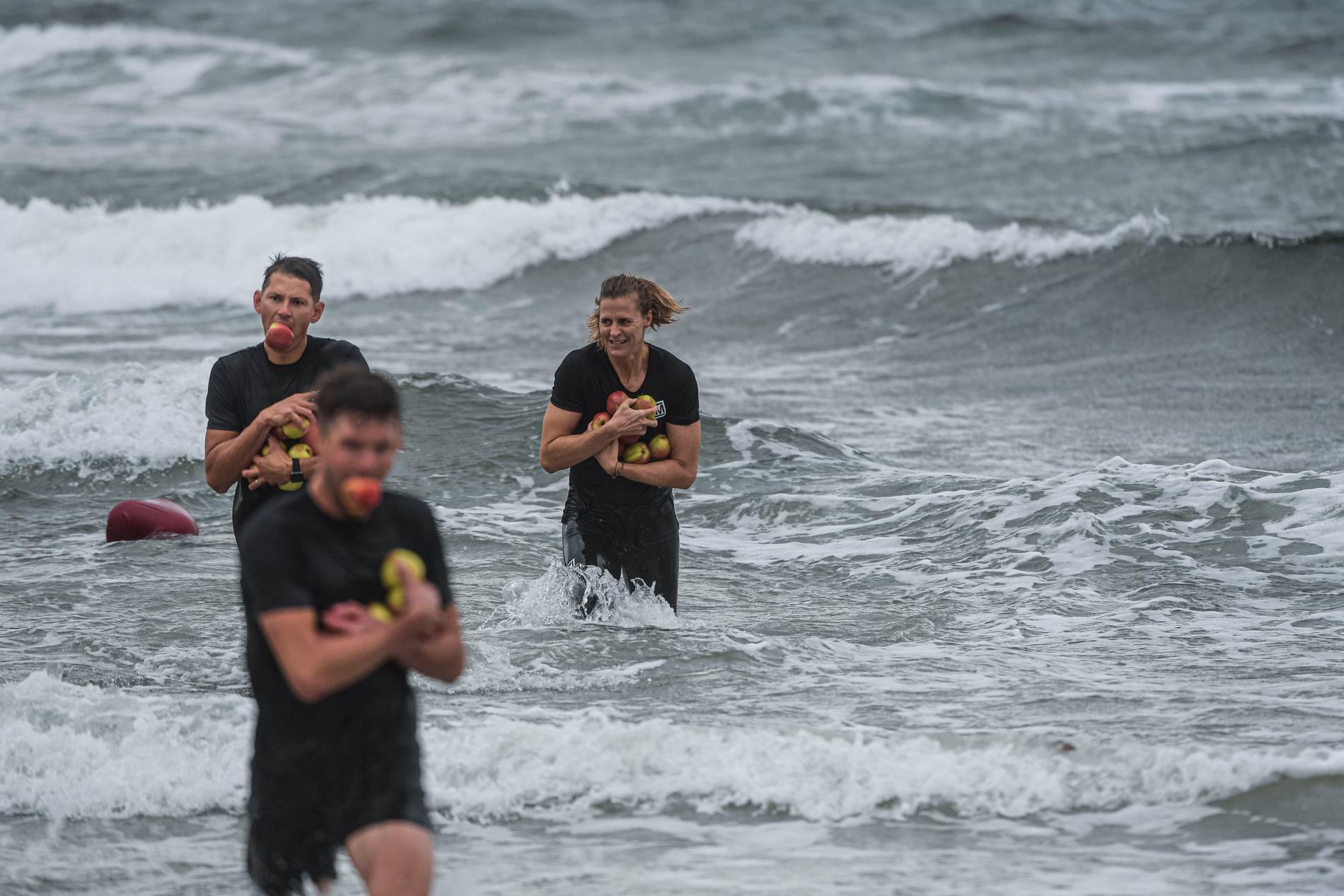 André Myhrer, Fredrik Lindström och Linnea Torstenson tvingades springa ner i och upp ur vattnet medan den isande vinden låg på.