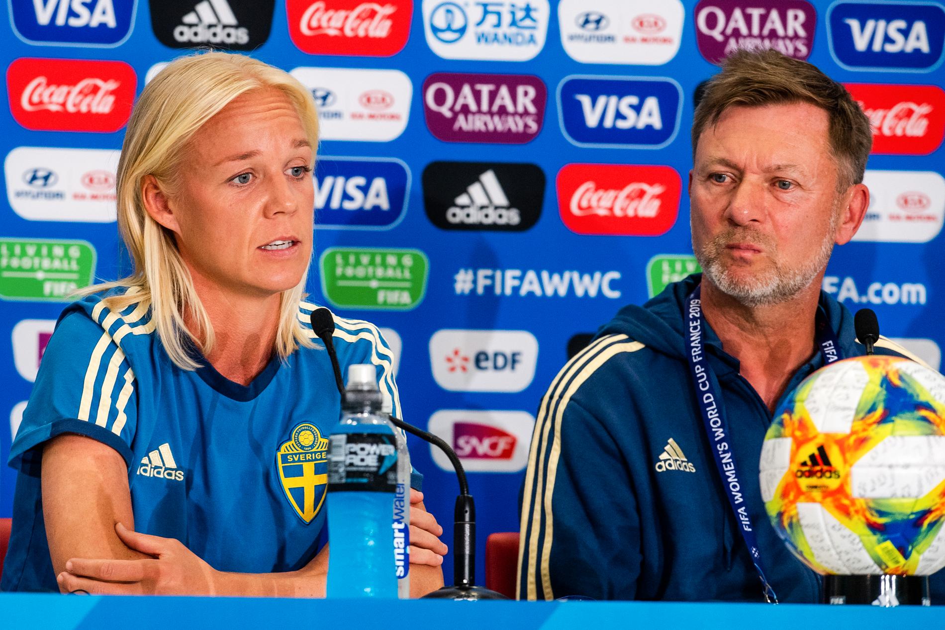 Caroline Seger och Peter Gerhardsson på en av Sveriges presskonferenser.