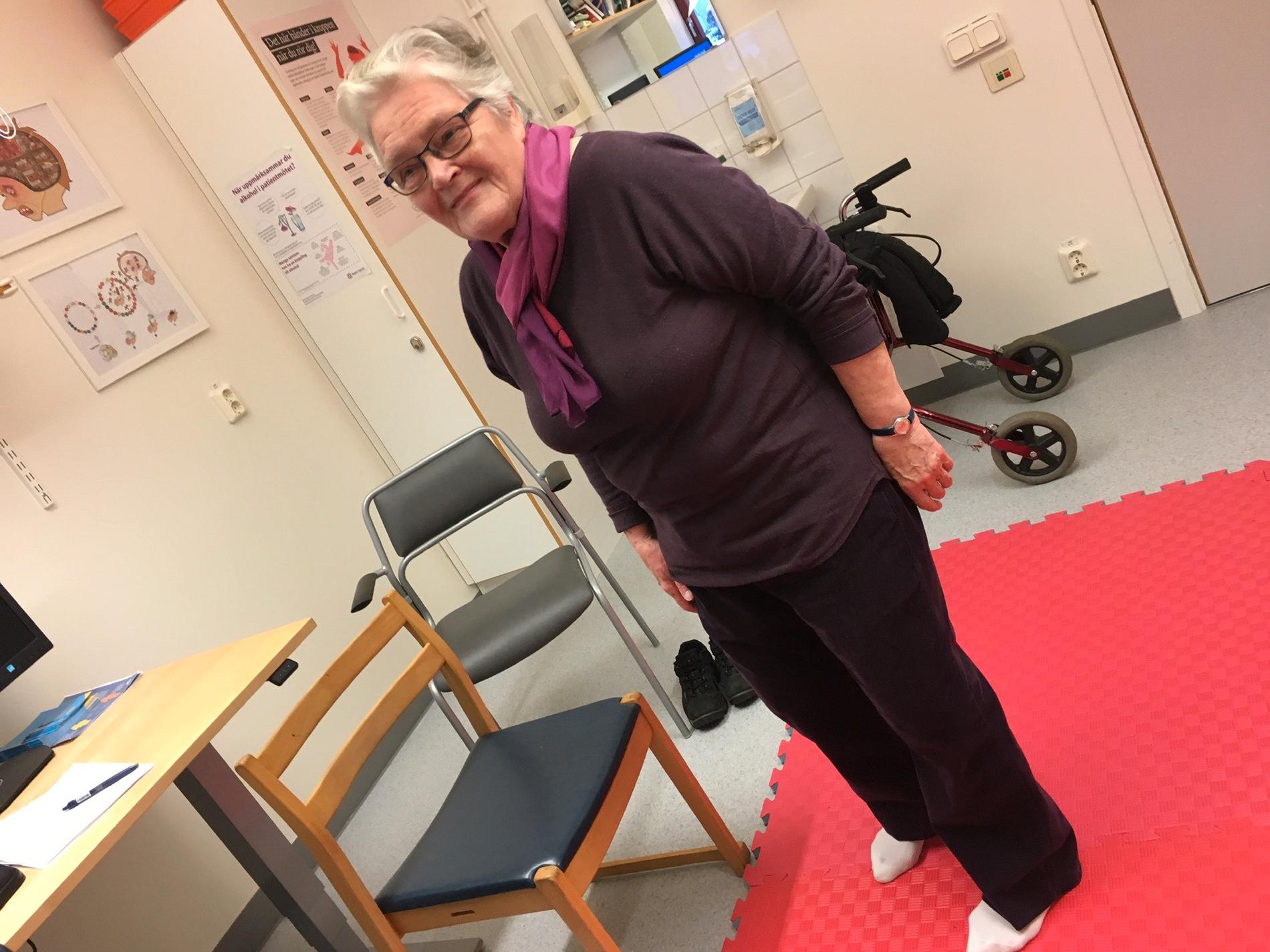 Linnea Gustafsson, 82,  bröt lårbenet när hon ramlade en gång. Men andra gången hon föll - helt nyligen hade hon lärt sig att ramla rätt och klarade sig därför från  frakturer.