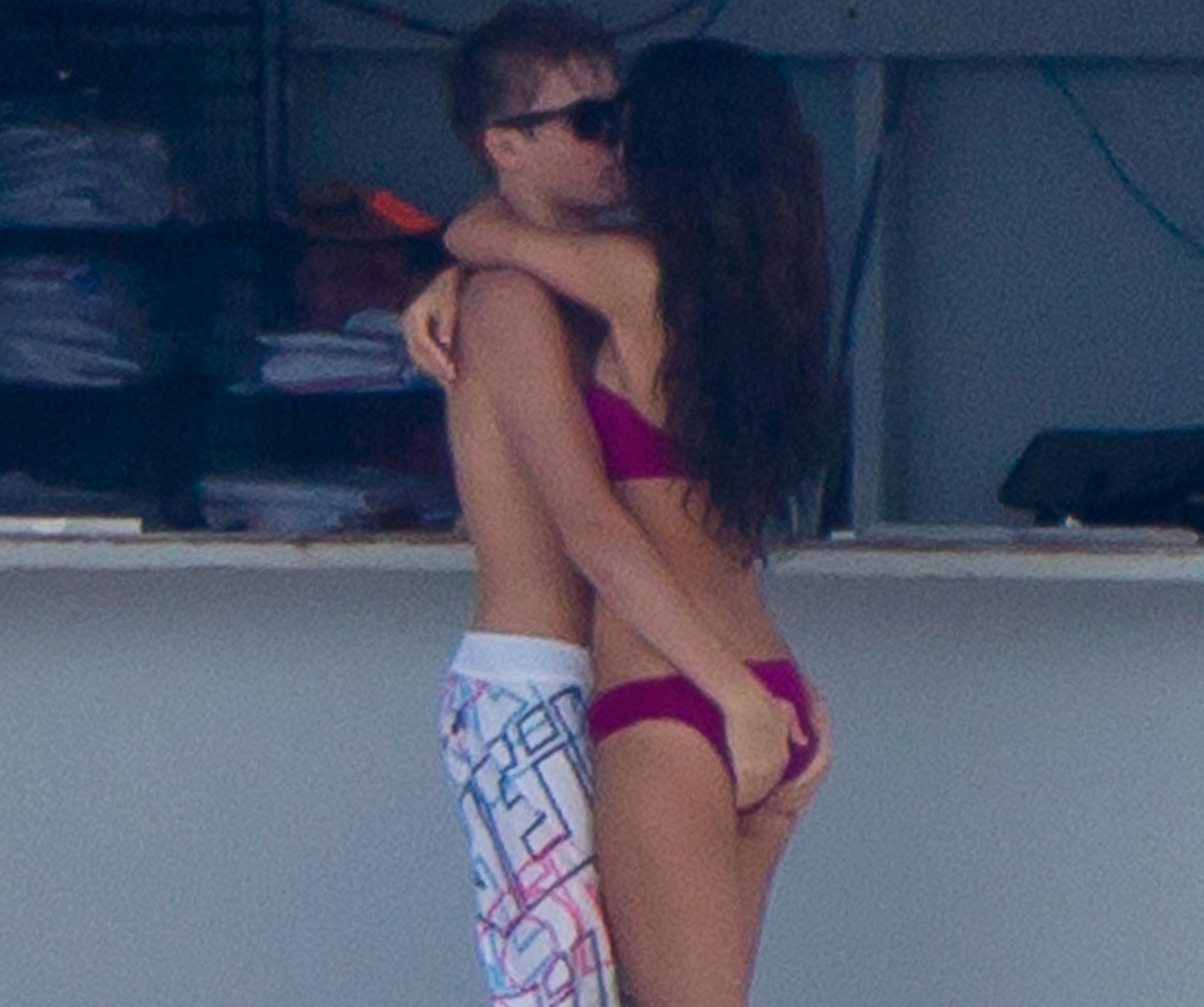 Det är ingen barnlek att vara 17-åriga Justin Biebers flickvän. Efter att det här skamgreppet kablats ut över världen - från tonåringarnas kärleksresa till Maui - är nämligen ”Disney”-stjärnan Selena Gomez, 18, dränkt i hatbrev från flickidolens beundrarinnor.