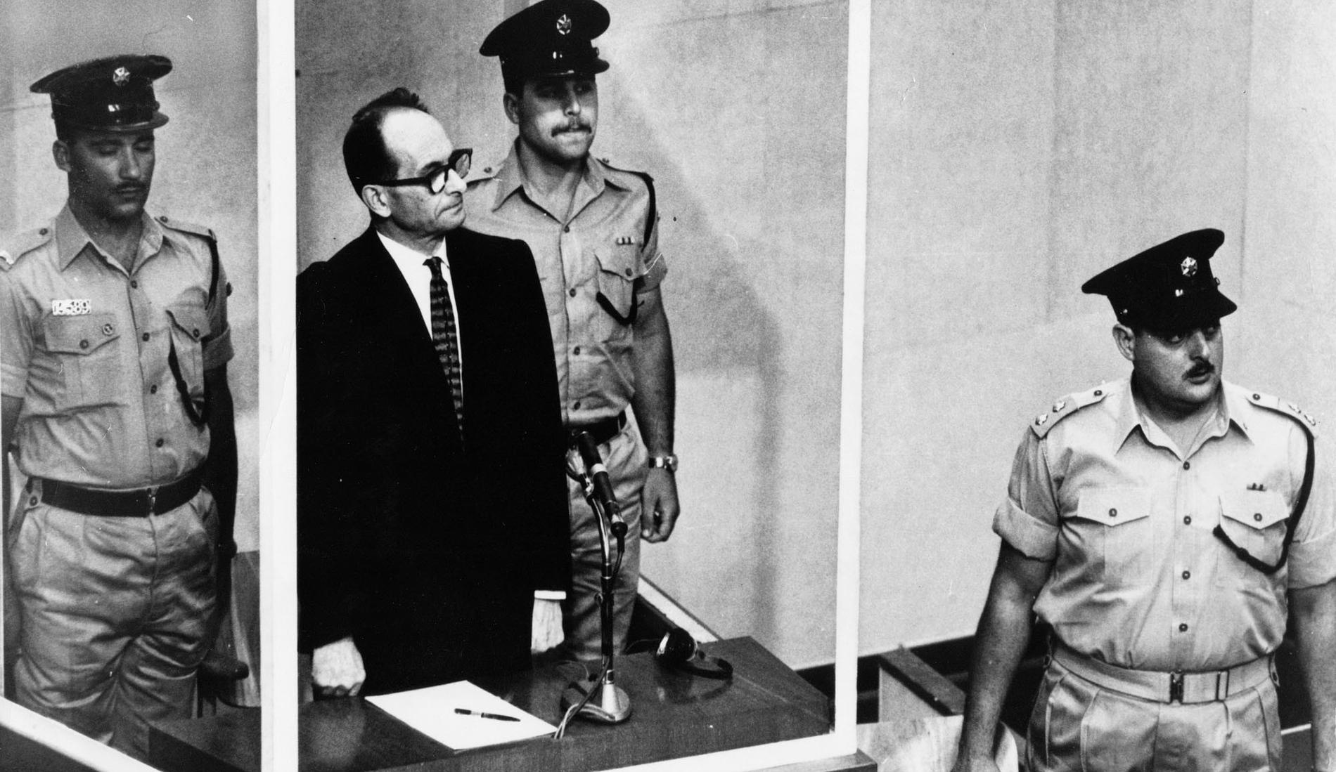 Nazistförbrytaren Adolf Eichmann inför rätta i Israel 1961. Han dömdes till döden och avrättades året därpå.