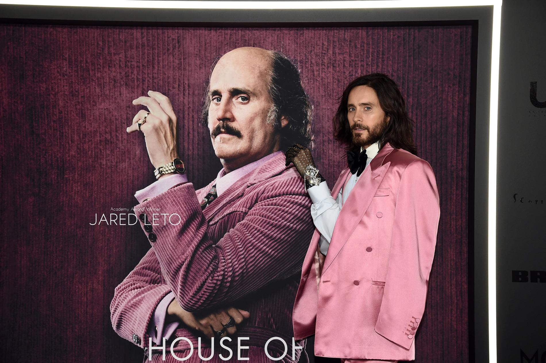 Skådespelaren Jared Leto framför en bild av sin rollfigur i "House of Gucci". Arkivbild.