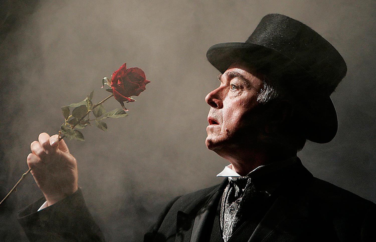 Skådespelaren Peter Egan i ”The Secret 
of Sherlock Holmes” på Duchess Theatre i London 2010.