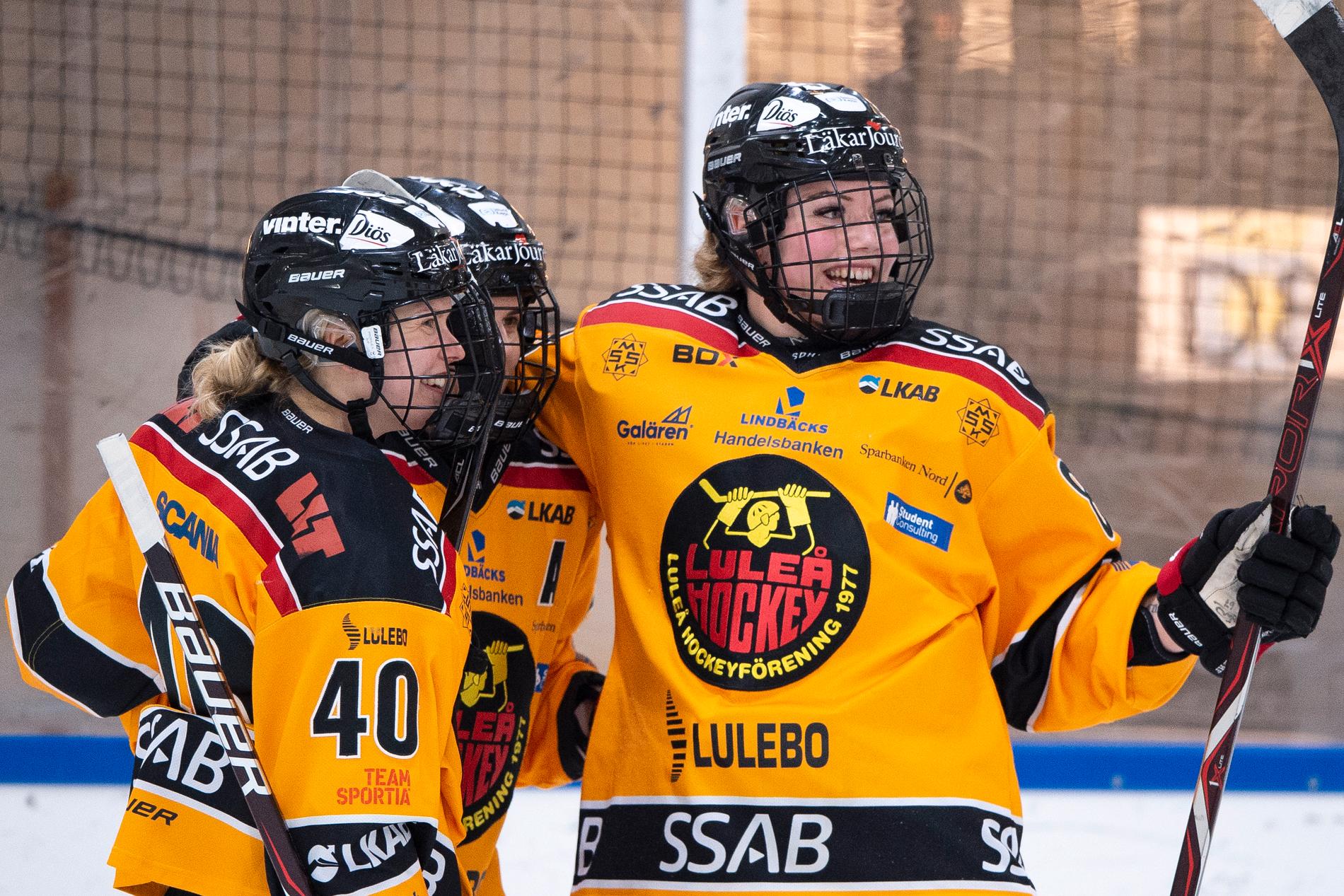 Ronja Savolainen jublar tllsammans med Emma Nordin och Noora Tulus.