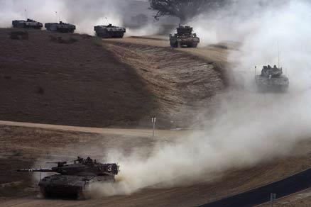 Invasion Israels regering har gett armén klartecken att tränga djupare in på Gazaremsan.