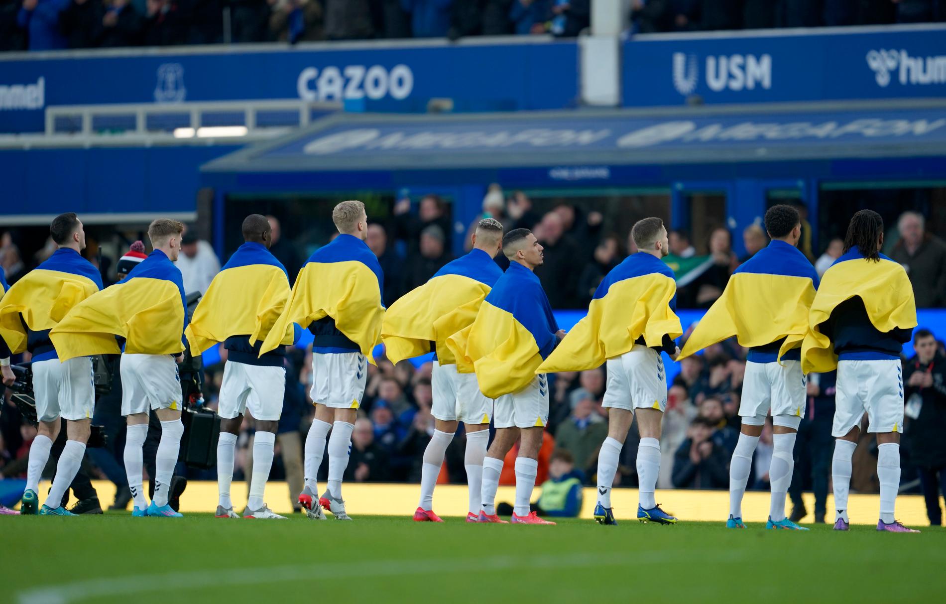 Evertonspelarna med varsin ukrainsk flagga inför avspark.