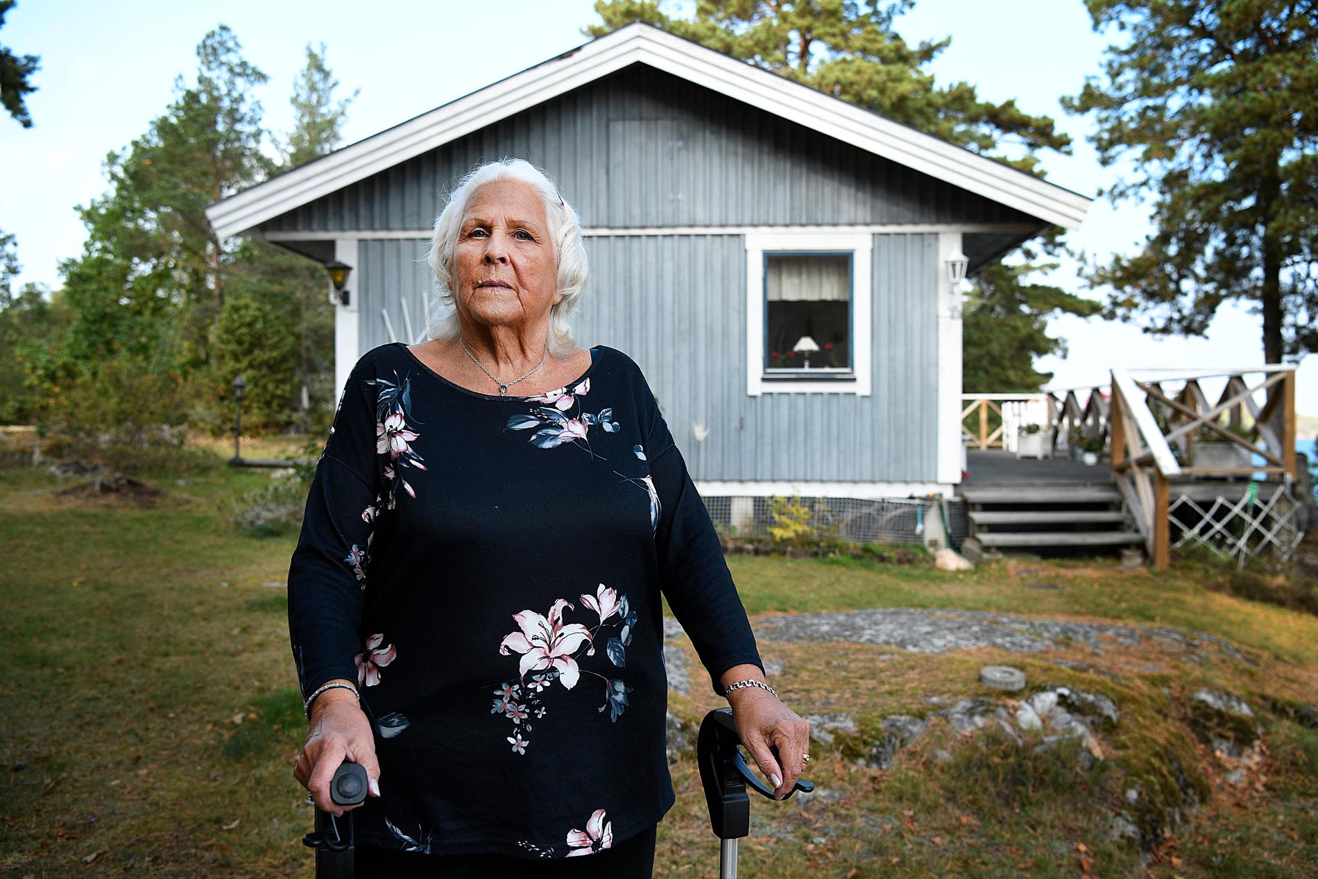 Anita Nyström, 83, framför sin stuga. 
