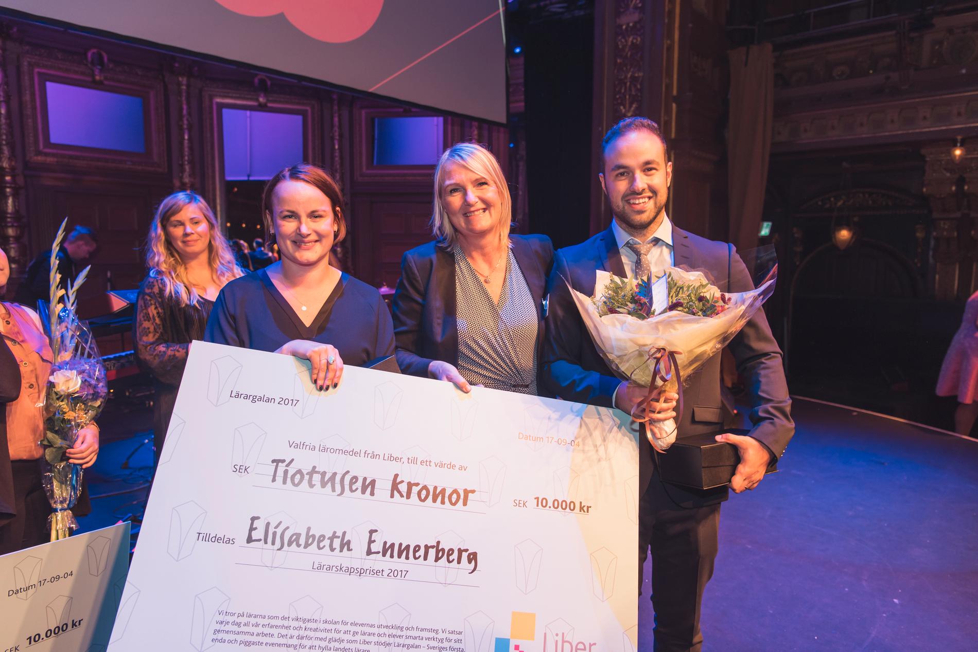 Elisabeth Ennerberg, 29, blev årets lärare och tog emot ett pris på tio tusen kronor. 