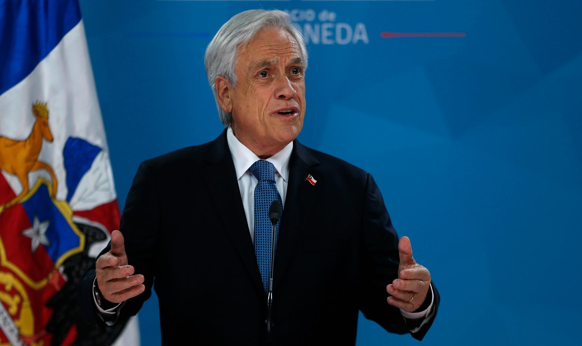 Chiles president Sebastián Piñera, hårt pressad av oro och protester i landet, sträcker ut en hand till oppositionen.