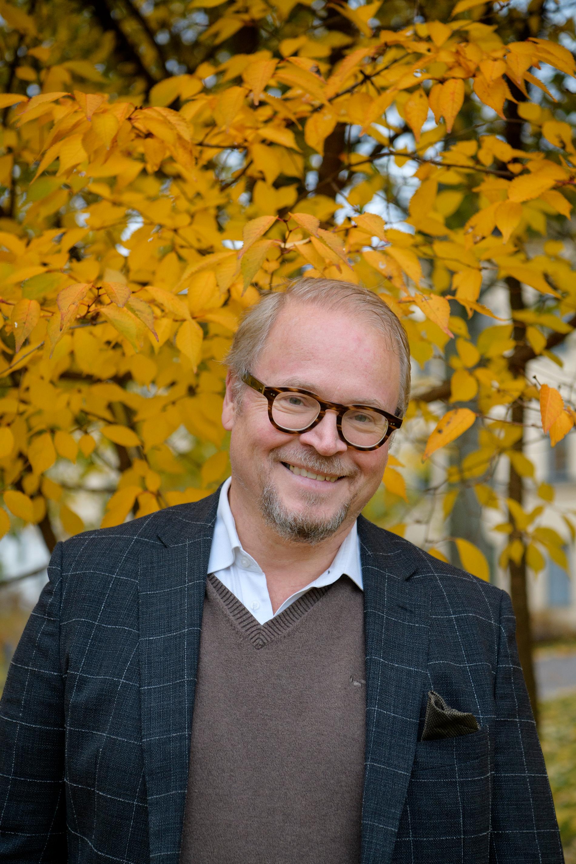 "I dag vill folk prata standardsvenska på jobbet, vara ett oskrivet blad som gör karriär, och sedan ha en skön regional identitet att pocka fram när det blir kickoff eller ölkväll", säger Fredrik Lindström.