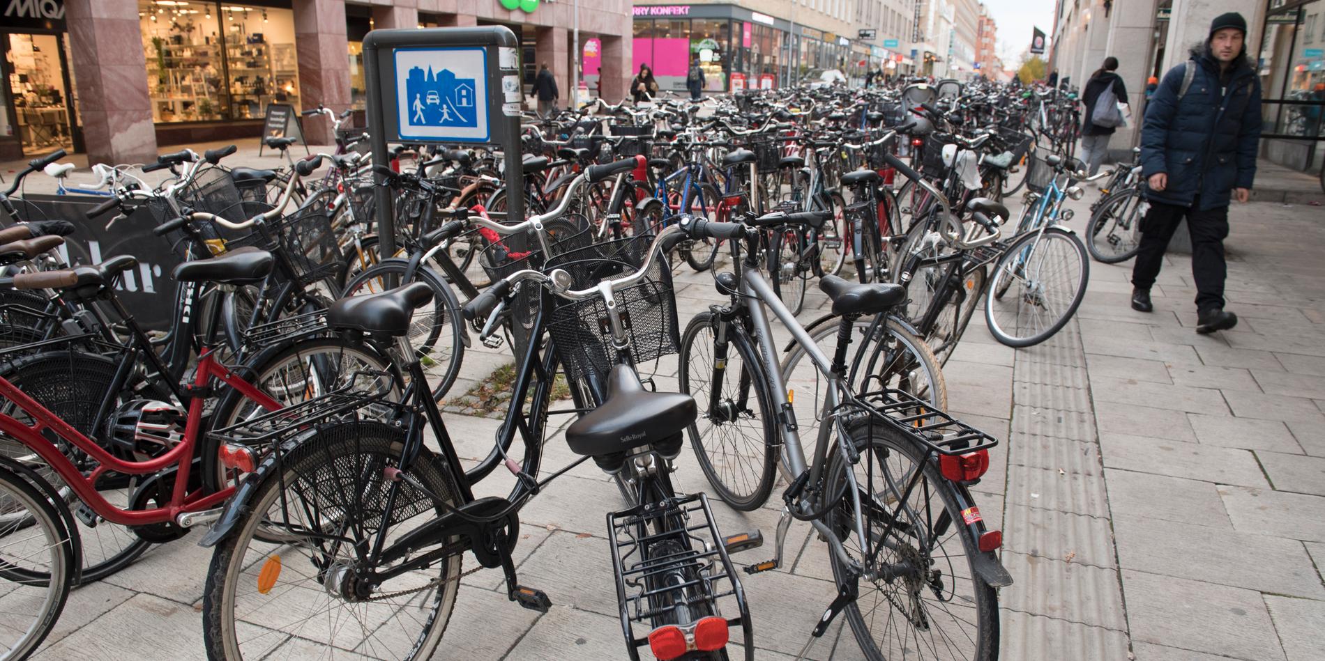 Fortsatt cykelkaos i Uppsala. Nu lappas felparkerade cyklar och fraktas bort. 
