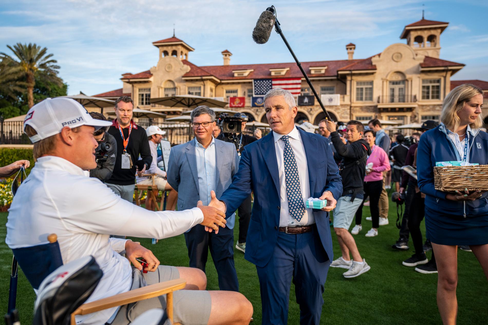 PGA-chefen Jay Monahan hälsar på svenske spelaren Vincent Norrman under en pressträff under The Players. 