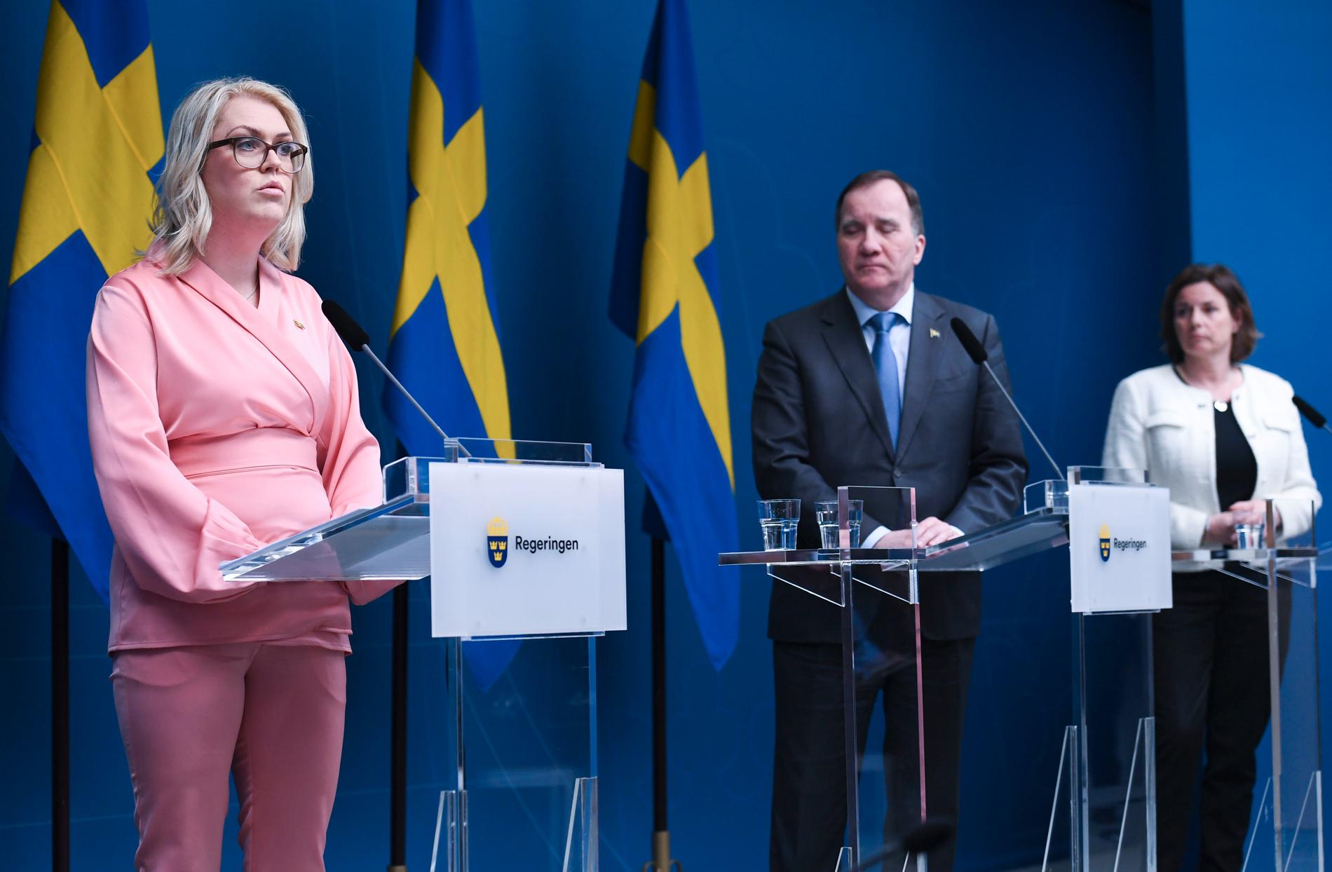 Socialminister Lena Hallengren (S), statsminister Stefan Löfven (S) och Vice Statsminister Isabella Lövin (MP) vid tisdagens pressträff gällande regeringens åtgärder för fortsatt bekämpning av covid-19. 