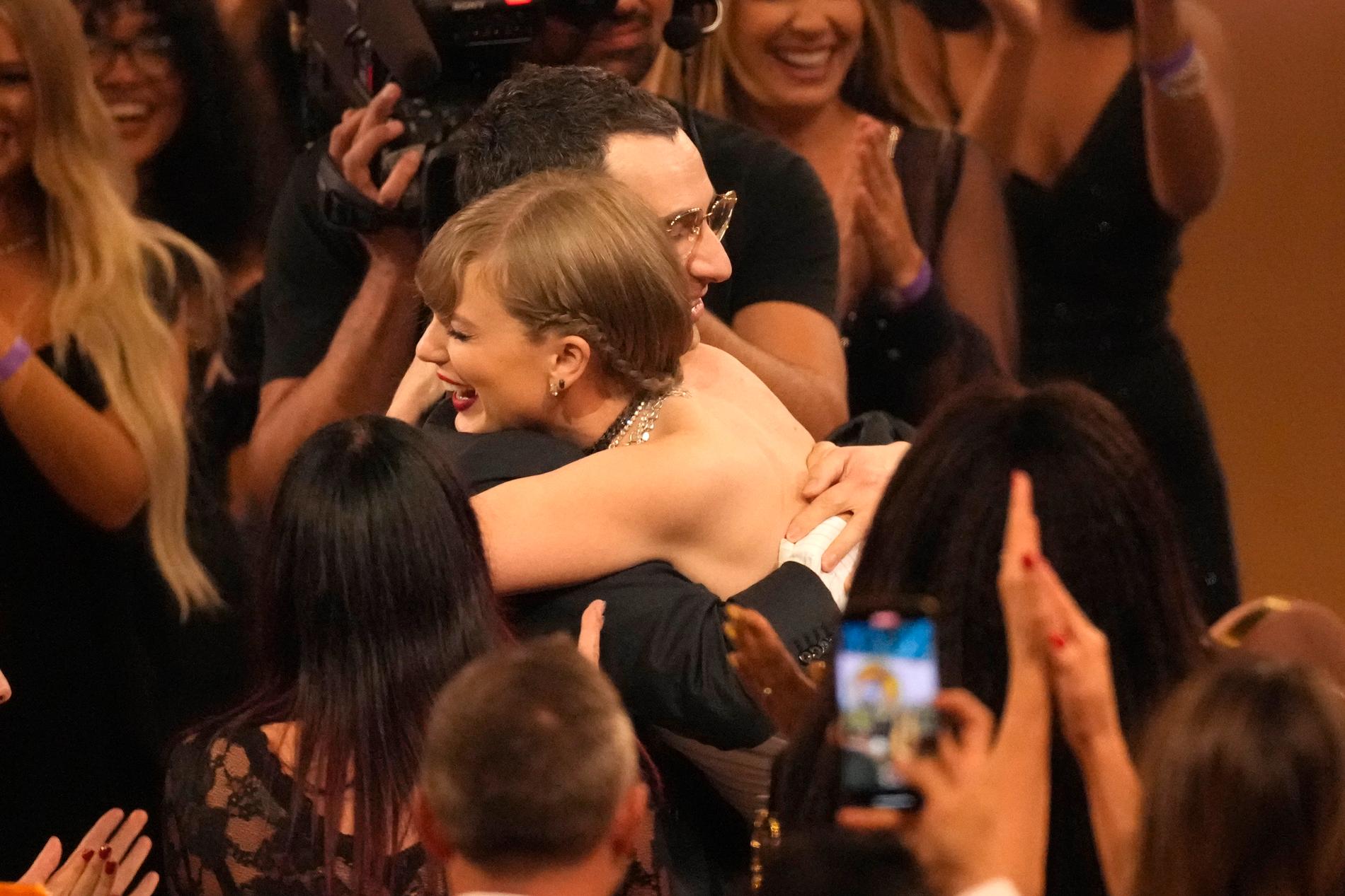 Taylor Swift kramar om Jack Antonoff.