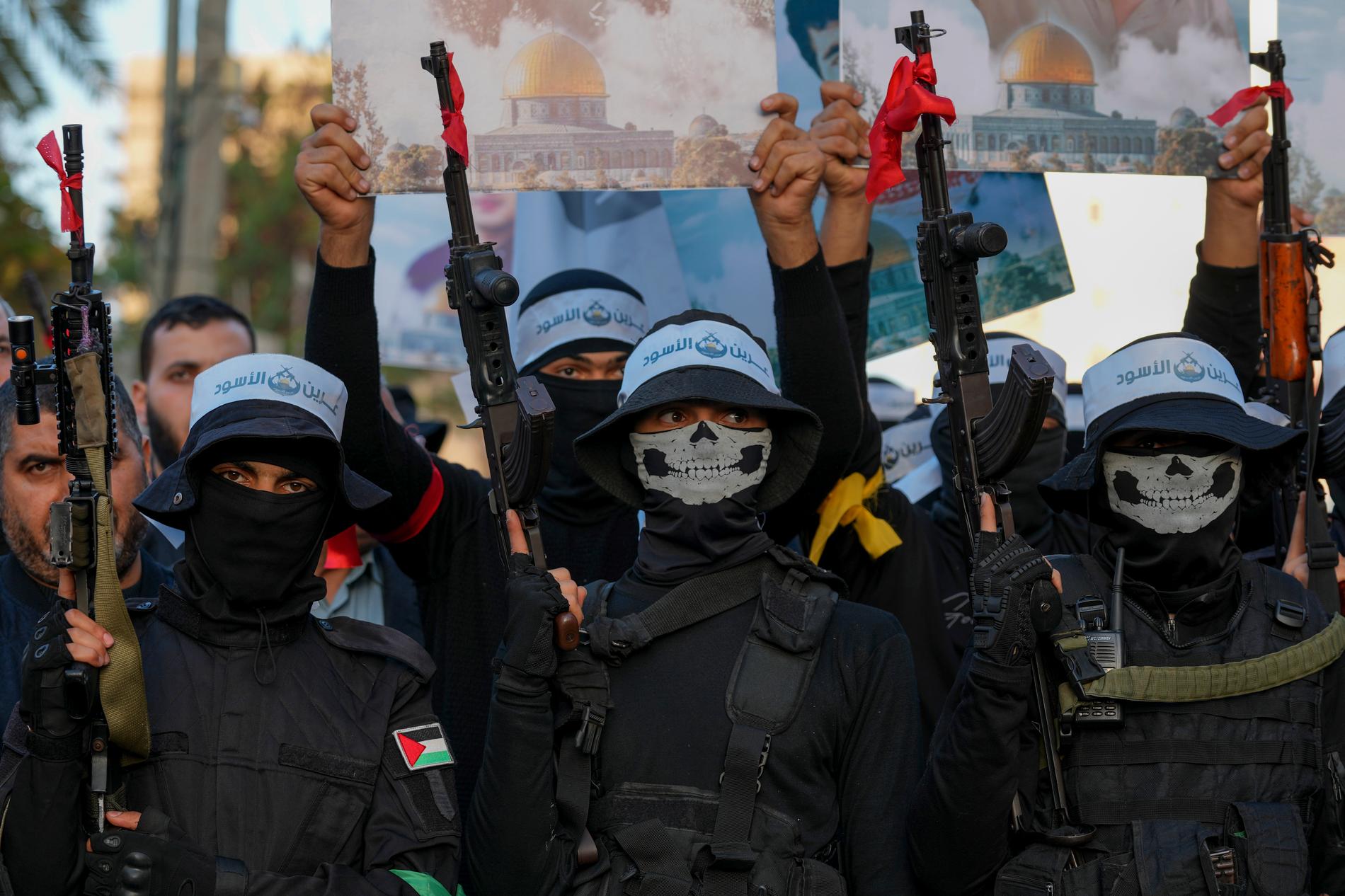 Beväpnade män från  Izzedine al-Qassam-brigaden, som är en militär gren av Hamas.