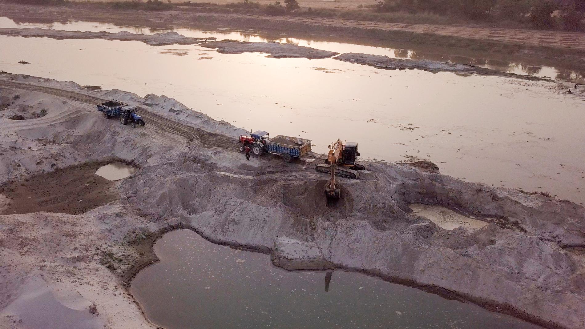 Sandbrytning vid Garrafloden i delstaten Uttar Pradesh i norra Indien.