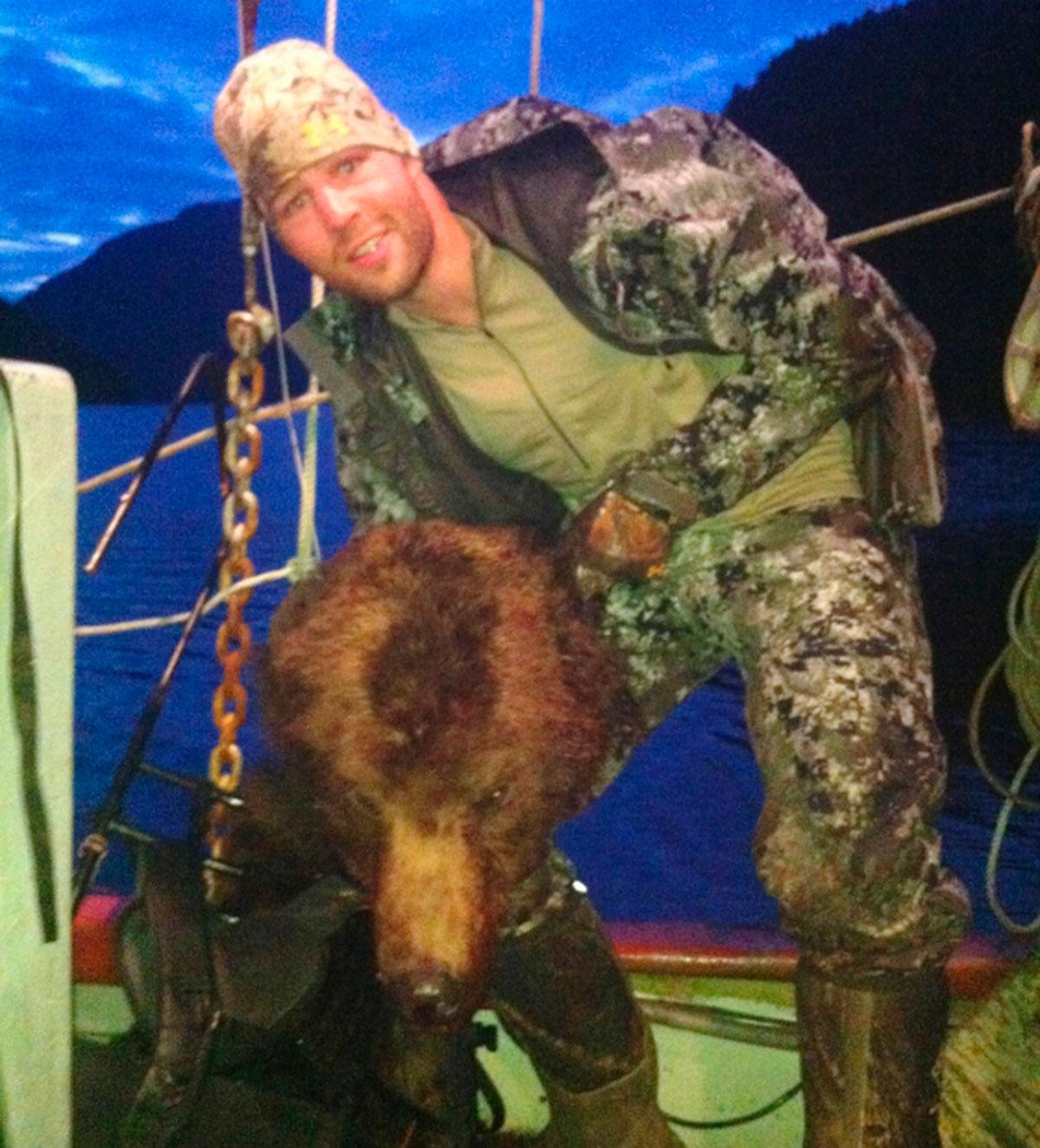 Clayton Stoner med björnhuvudet.