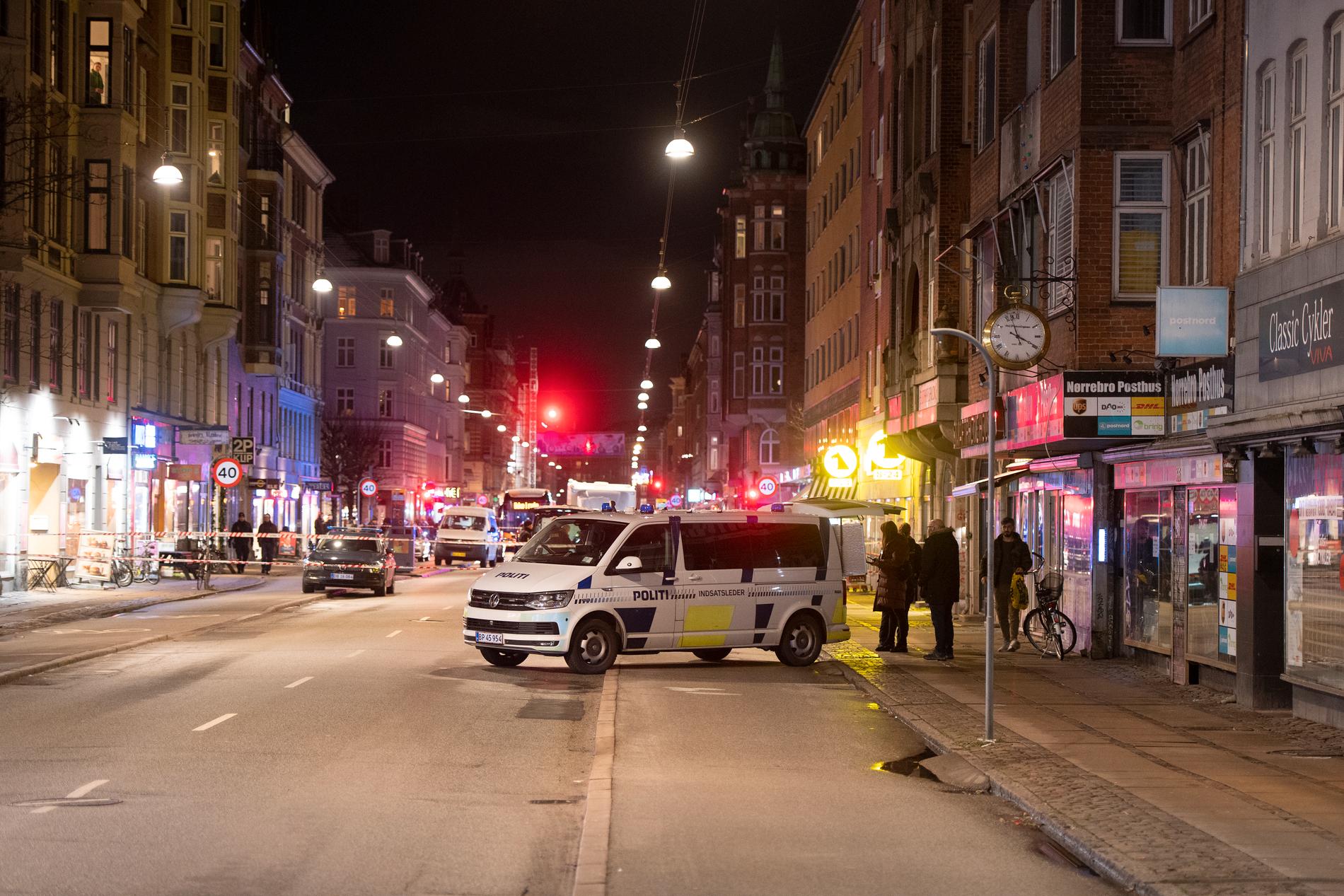 En man sköts till döds i stadsdelen Nørrebro i Köpenhamn på torsdagen. En ung man från Göteborg har häktats som misstänkt för mordet.