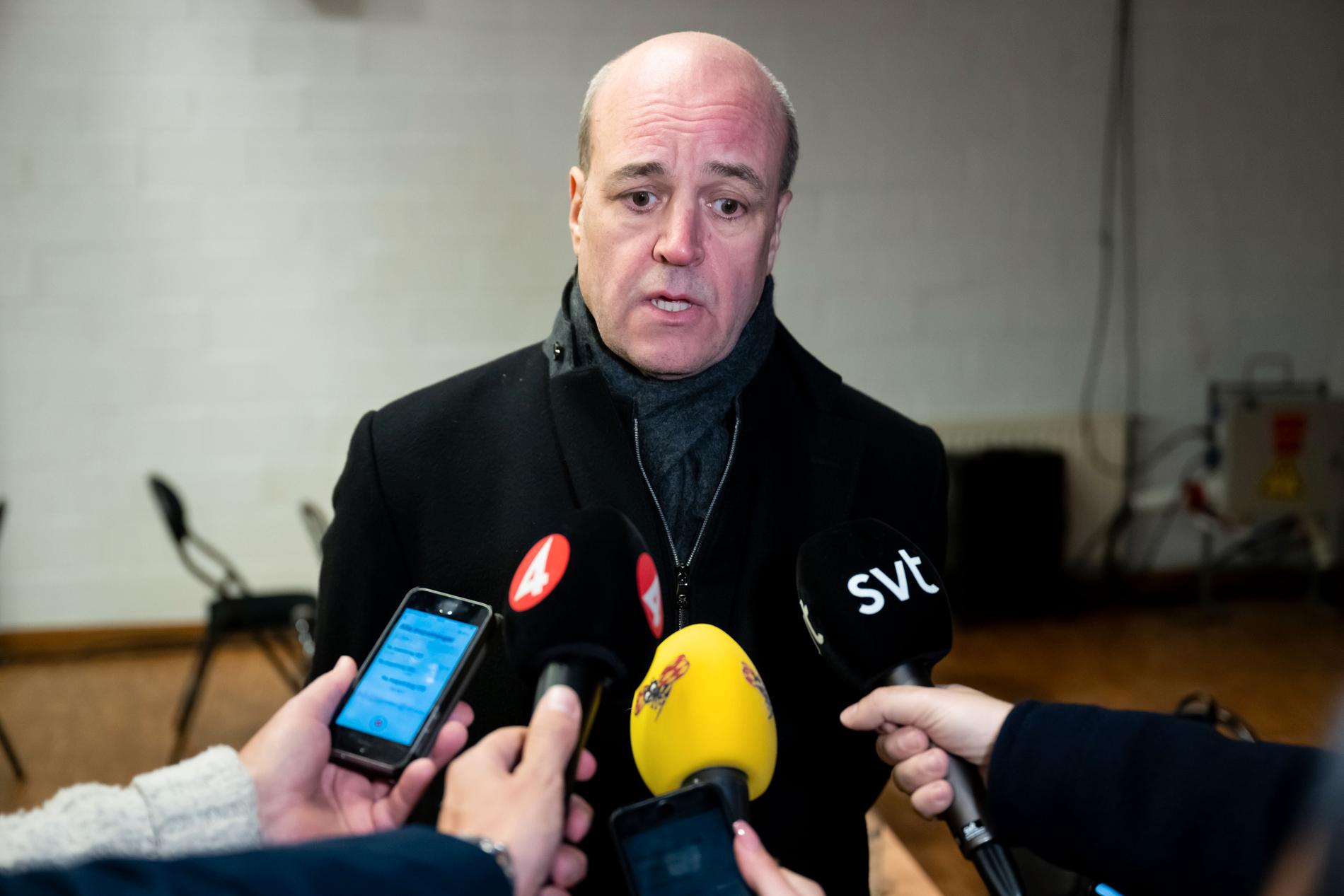Fredrik Reinfeldt mötte pressen i halvtid.