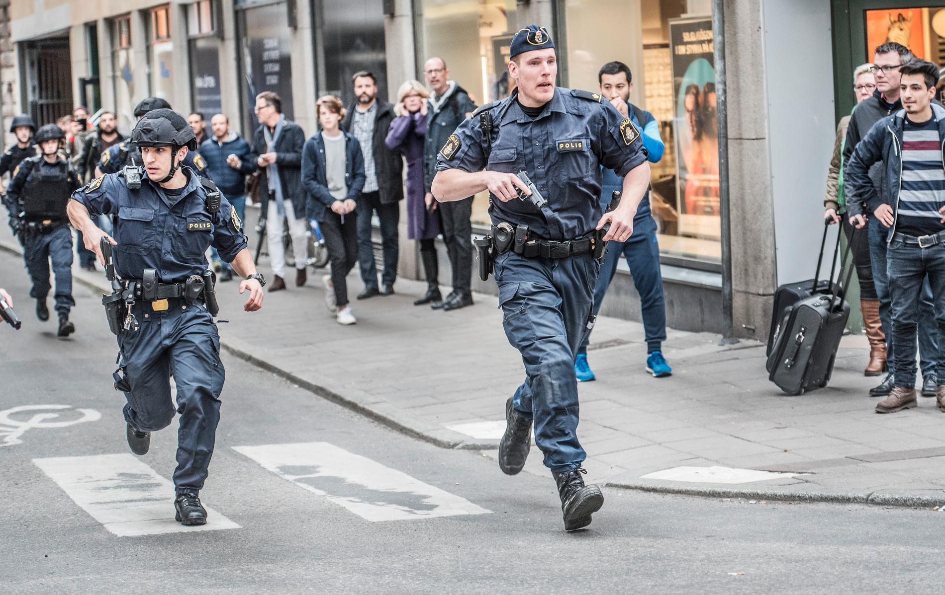Poliser vid terrorattacken på Drottninggatan 2017.