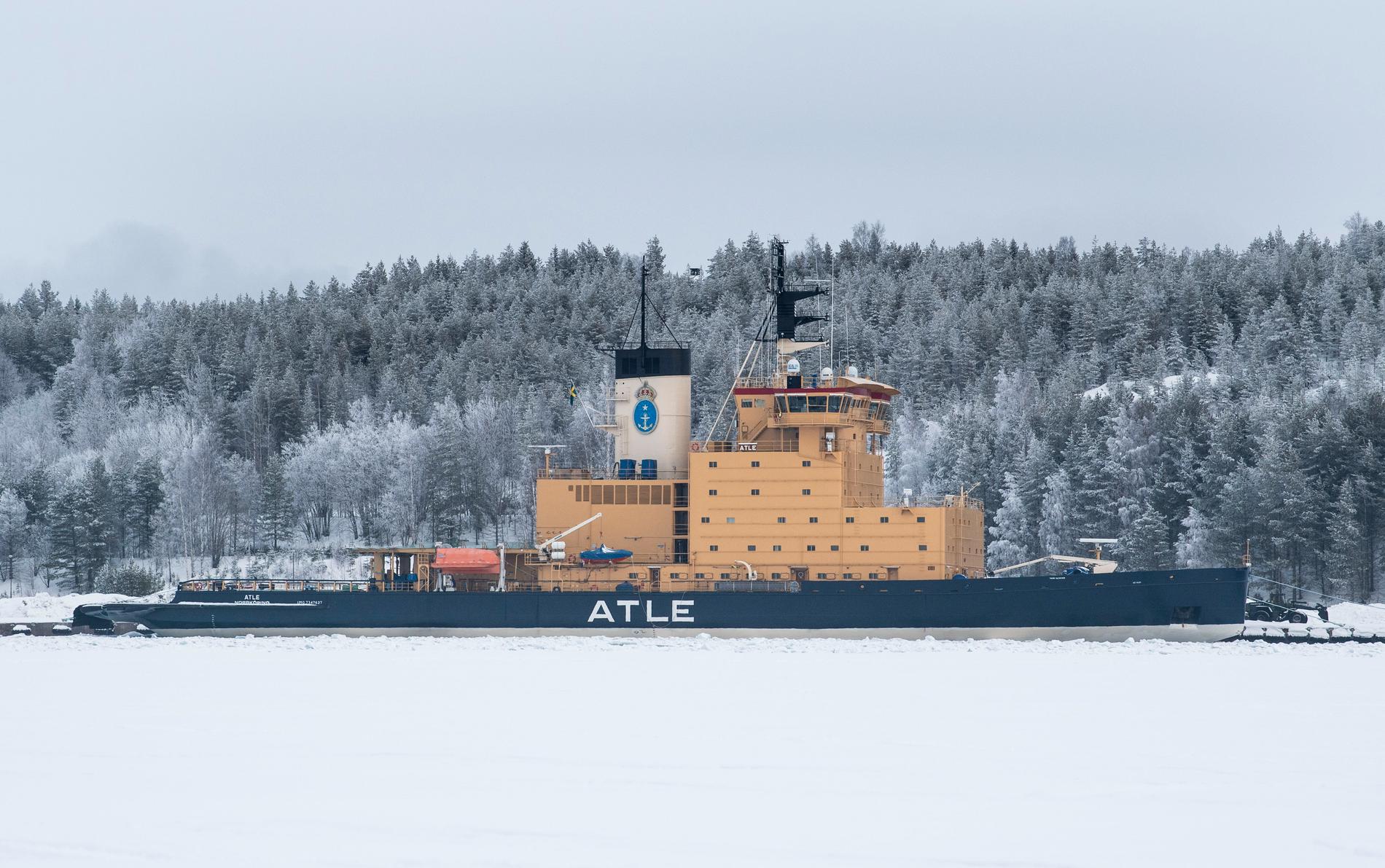 Sjöfartsverkets isbrytare Atle vid kaj i hamnen i Luleå. Den svenska isbrytarflottan utgår från Luleå utom den största, Oden, som har Helsingborg som hemmahamn. Arkivbild.