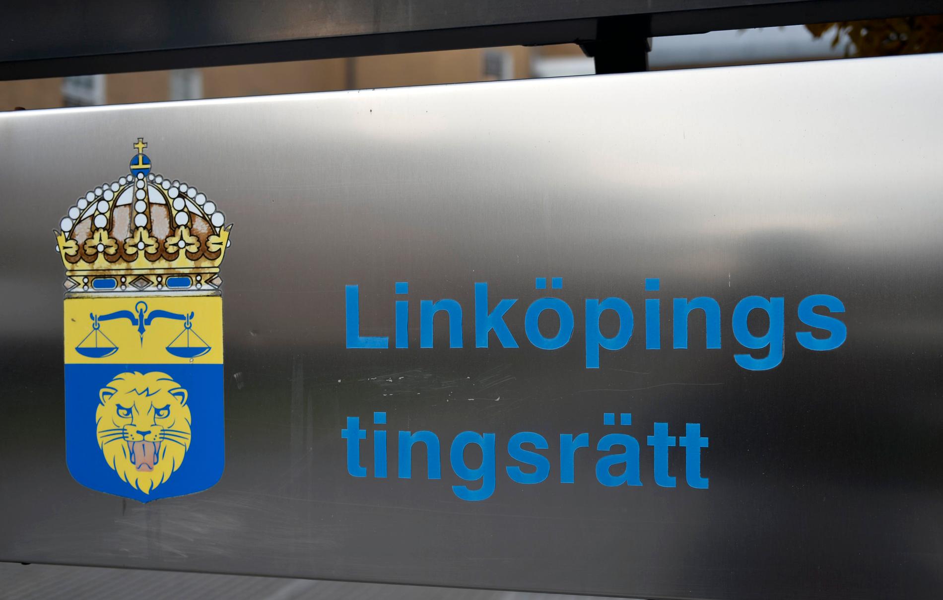 En lokal toppolitiker i södra Sverige har åtalats vid Linköpings tingsrätt för tre våldtäkter samt för grov kvinnofridskränkning. Arkivbild.