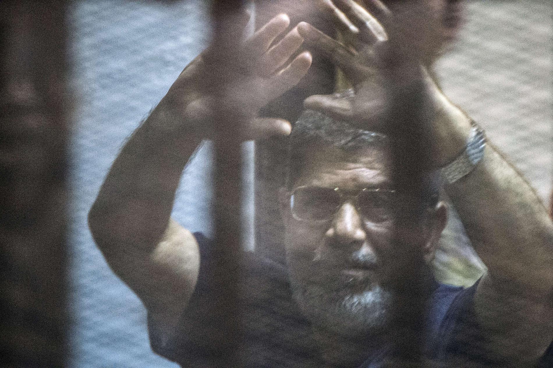 Muhammad Mursi reagerar på domen om dödsstraff.