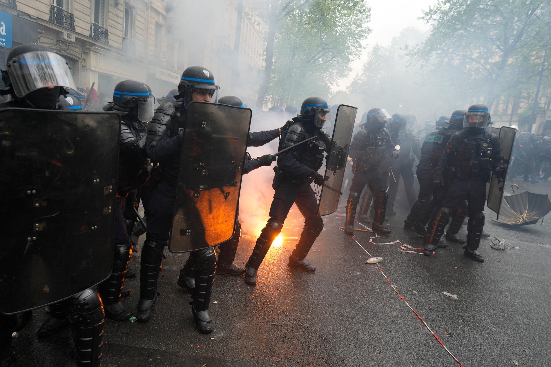 Bilder visar det stora kaoset i Paris. 