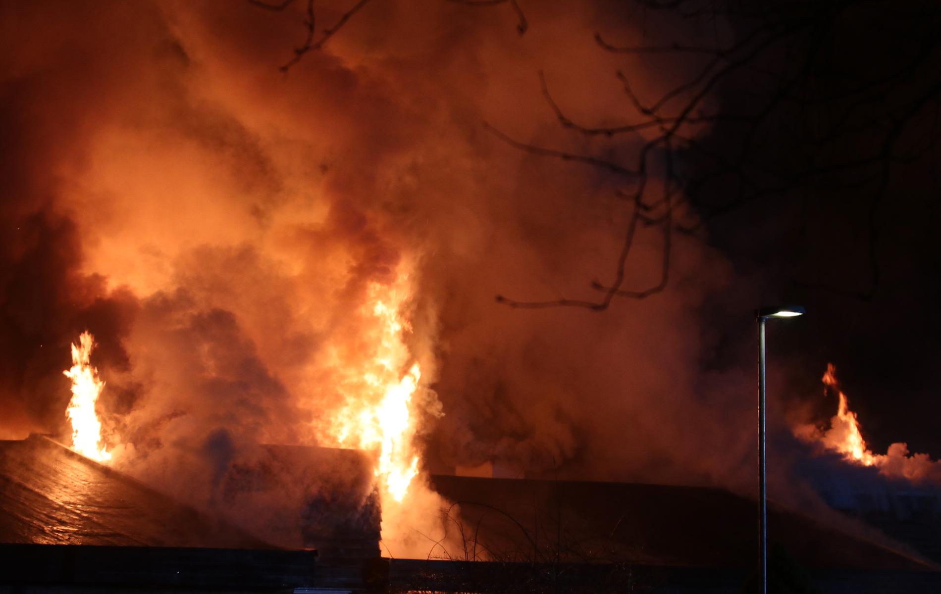 Fyra fastigheter brinner i Upplands Väsby.