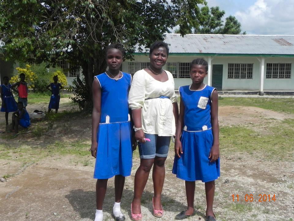 Peagie med flickor i Gbaima, en liten by i södra Sierra Leone.