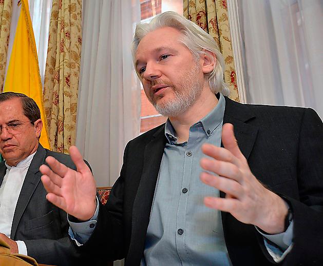 Julian Assange med Ecuadors utrikesminister Ricardo Patino. Foto: Arkiv