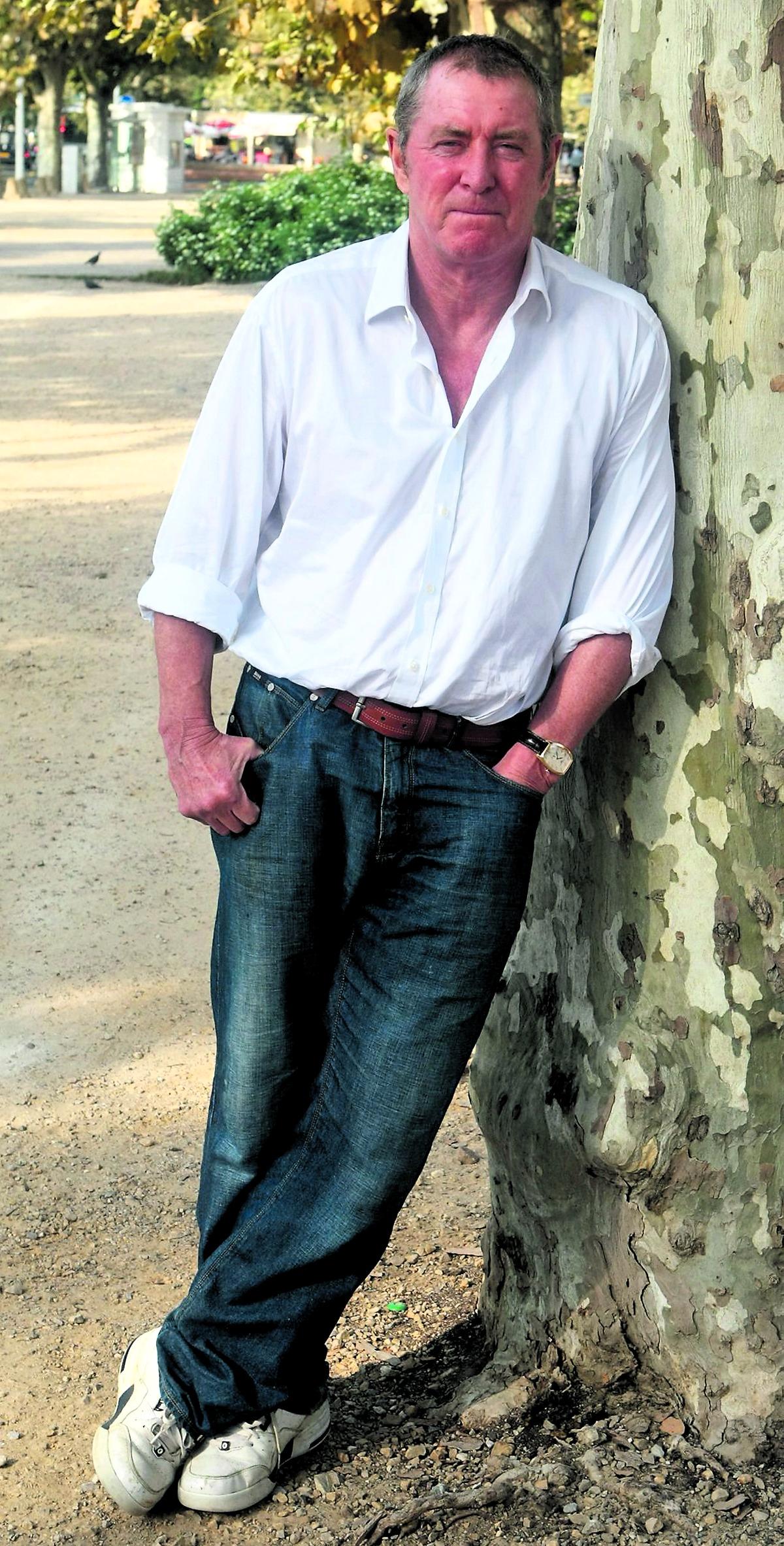 Rollen som Tom Barnaby har inte bara gjort John Nettles till kriminalhjälte – utan även till sexsymbol. Men själv är han skeptisk. ”Då och då, efter en fin flaska Beaujolais kan jag kanske känna mig sexig, men i verkliga livet är jag ett slitet åbäke”, säger han.