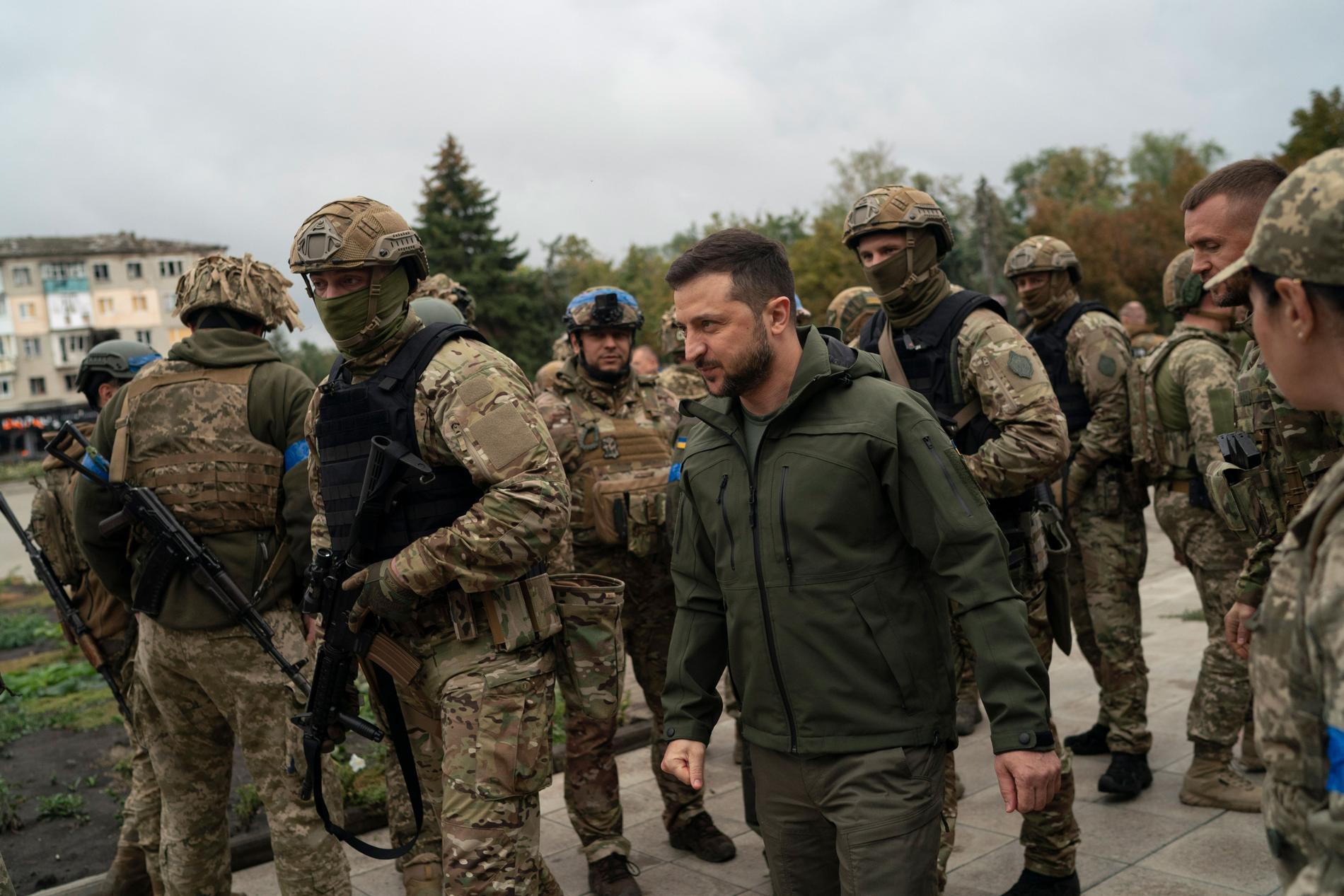 Presidenti ukrainas Volodymyr Zelenskyy takohet me ushtarë në rajonin e Kharkiv.