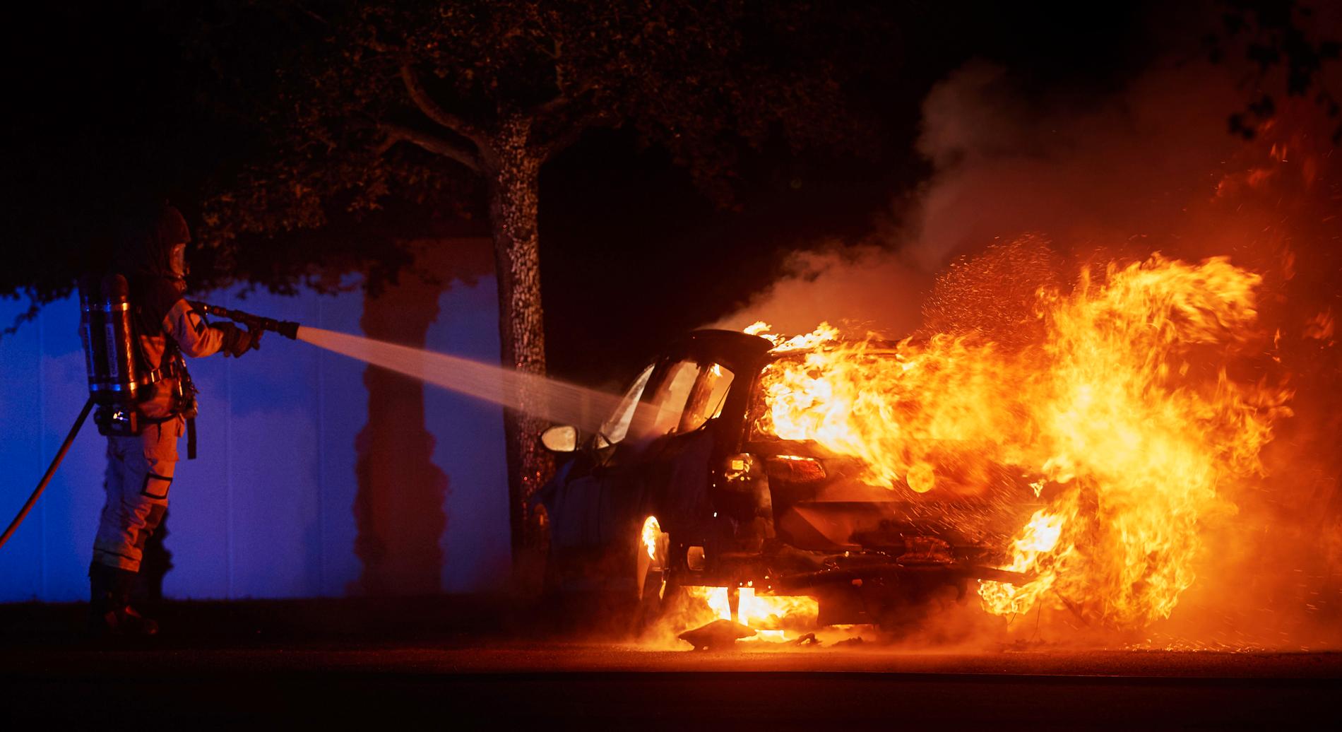 Räddningstjänsten släcker en bilbrand i Lund den 25 juli 2019, en av alla de bränder som en 23-årig kvinna och en 26-årig man åtalats för att ligga bakom. Arkivbild.